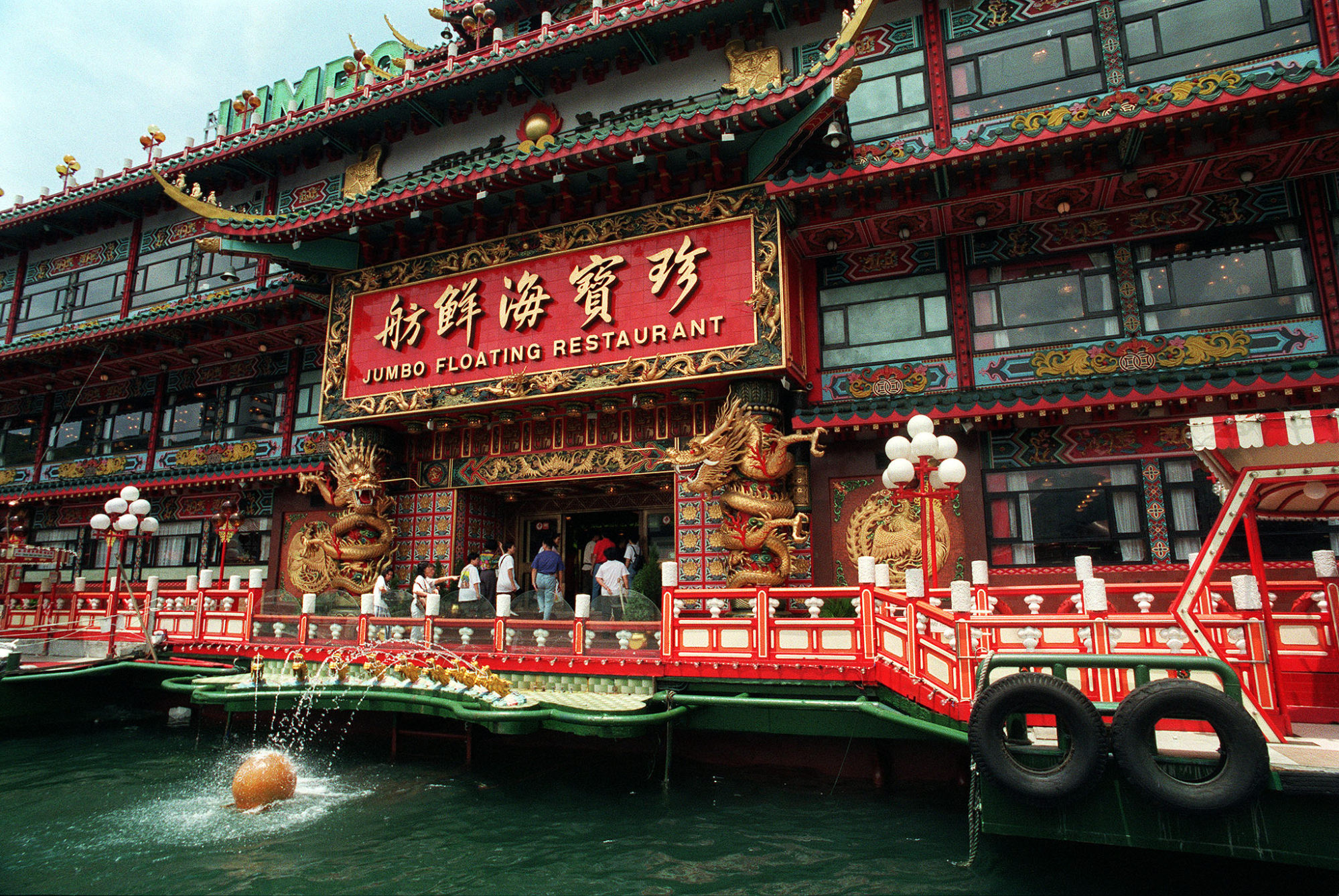 Hong Kong's iconic Jumbo Floating Restaurant leaves for new secret location  as residents bid farewell | South China Morning Post