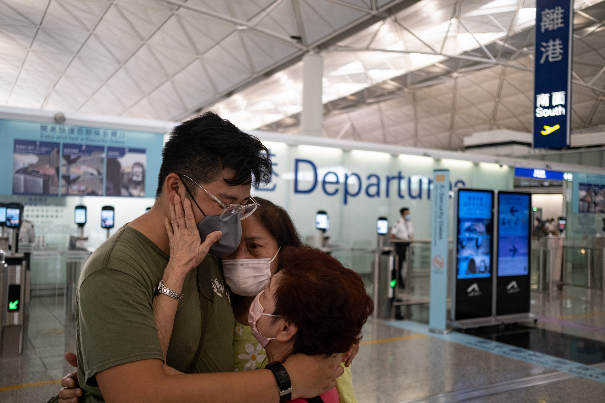 An emigrant saying his farewells at the departure hall of Hong Kong’s airport on August 4, 2021. Photo: Leung Man Hei/SCMP.