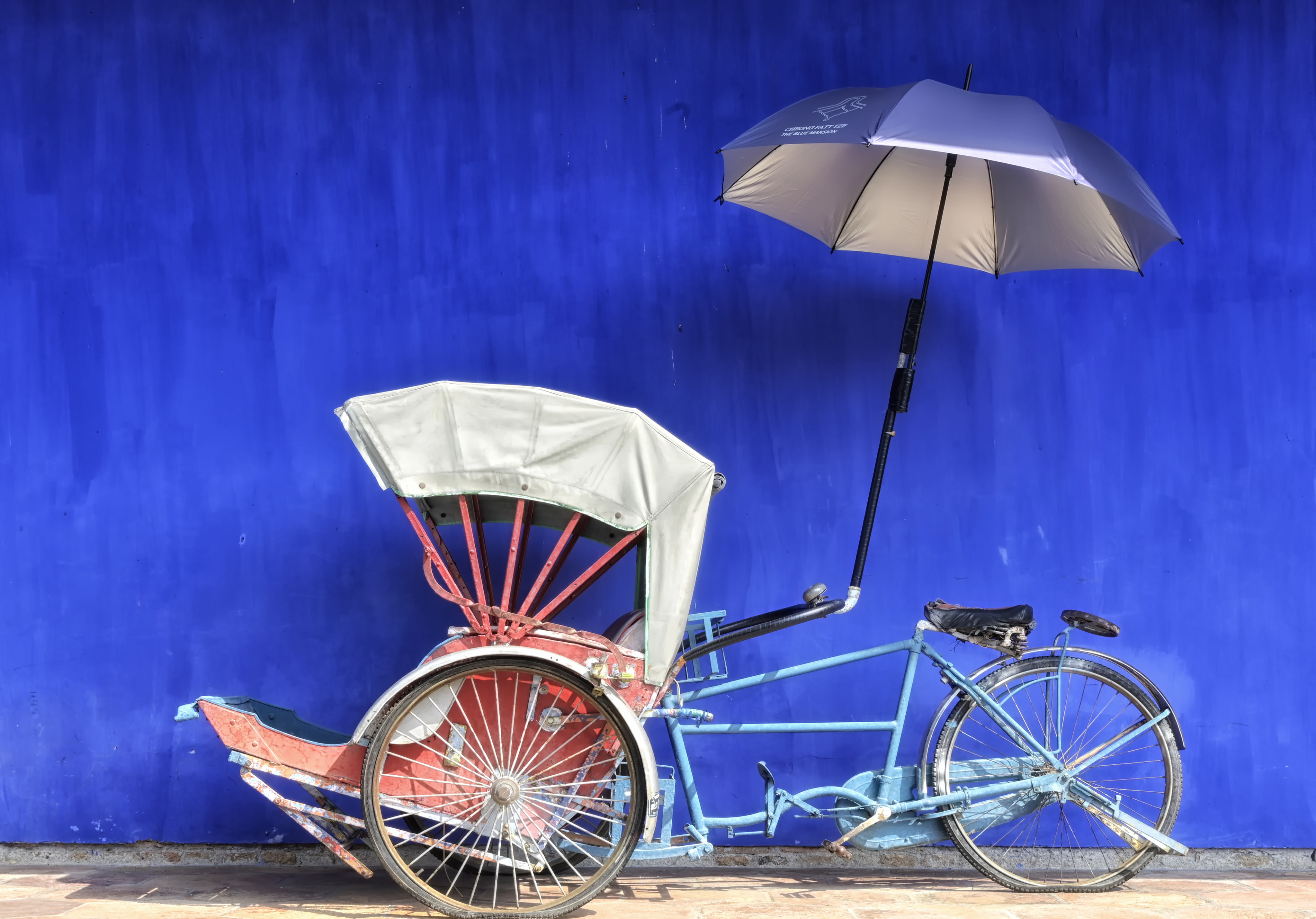 A trishaw outside the Blue Mansion. Photo: Philippe Durant