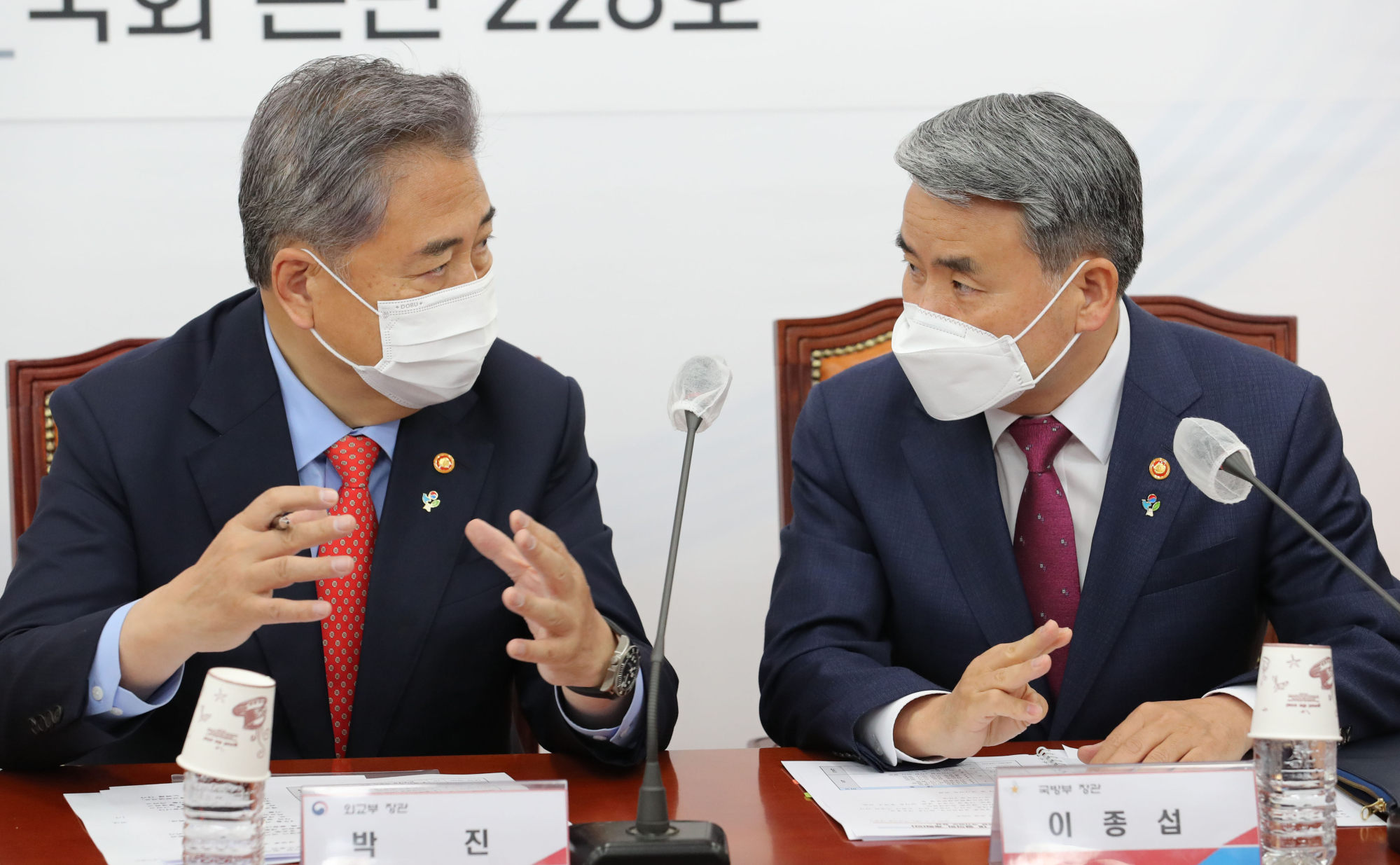 South Korean Foreign Minister Park Jin (L) and Defence Minister Lee Jong-sup. Photo: dpa