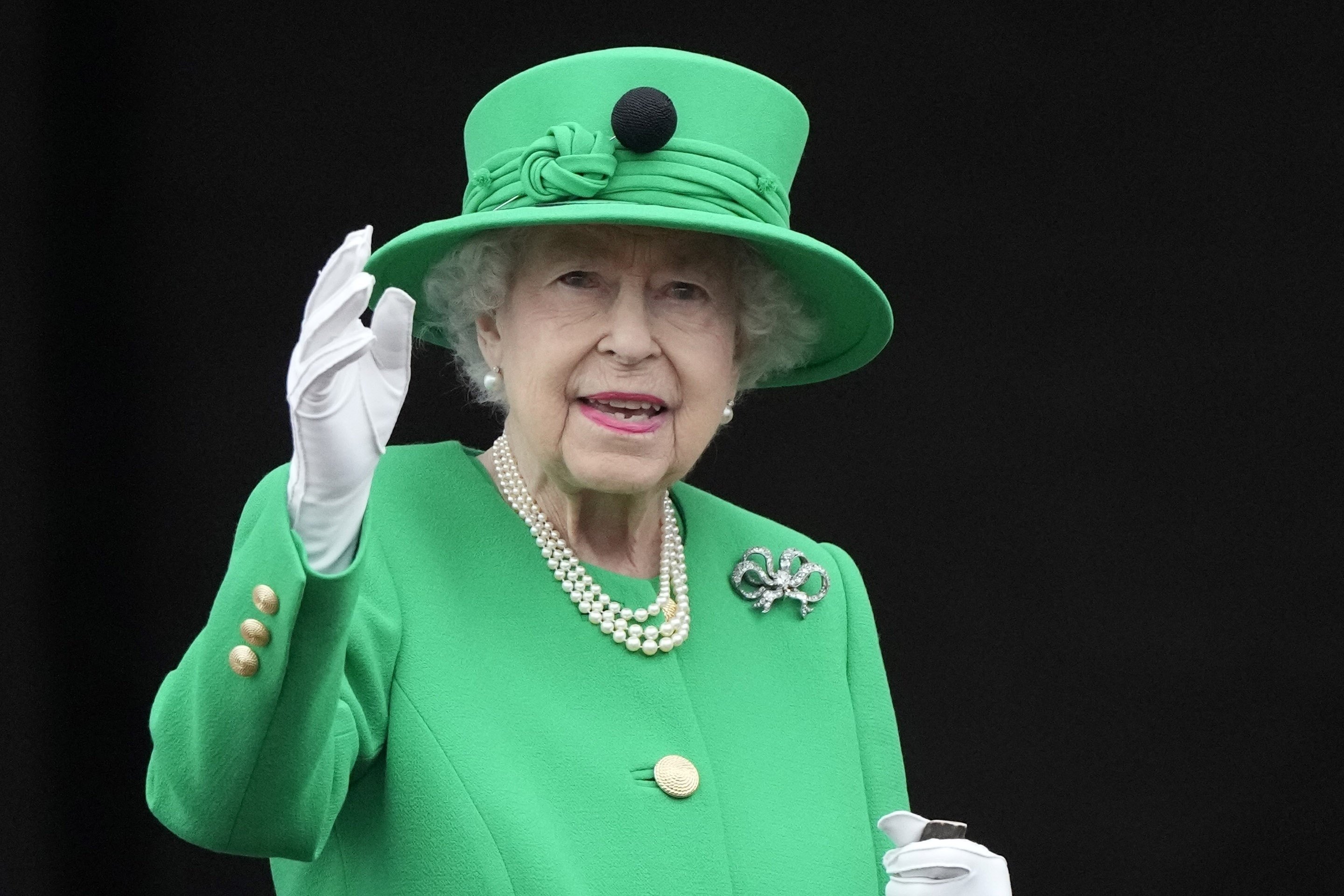 Queen Elizabeth II waves to the crowd during the Platinum Jubilee Pageant, from Buckingham Palace in London on June 5. Photo: AP / Pool