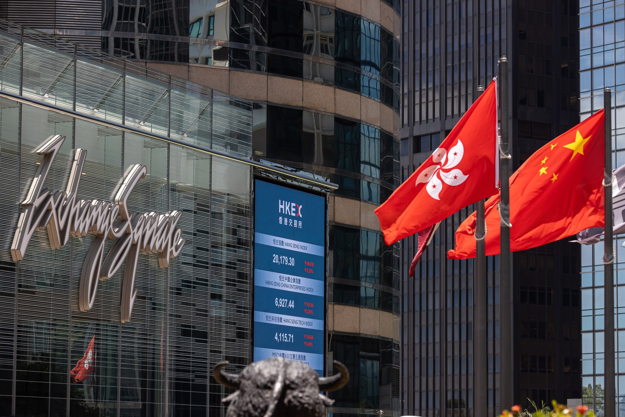 An electronic board displays the latest stock transactions outside Exchange Square, the building housing the bourse, in Hong Kong, May 19, 2022. Photo: EPA-EFE
