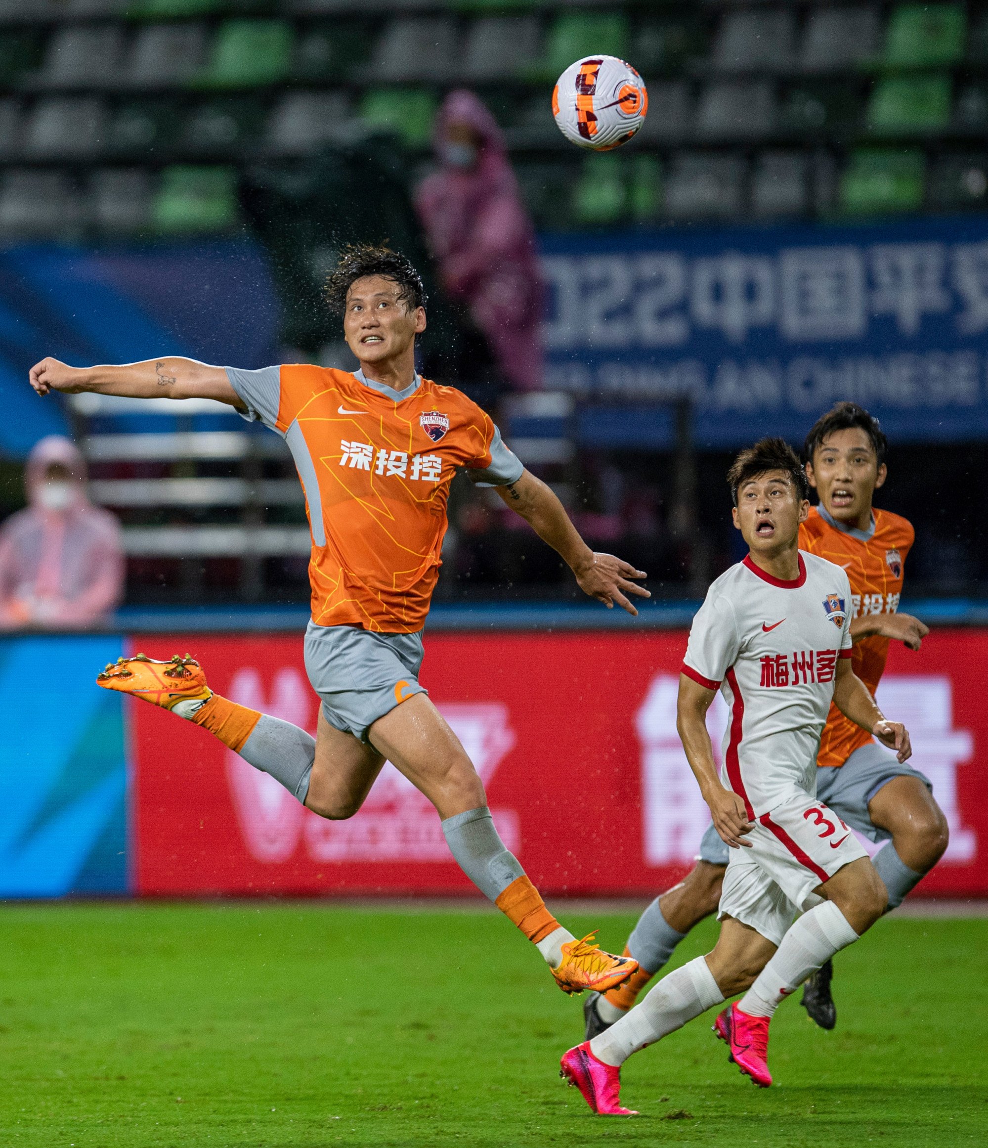 Pei Shuai (left) of Shenzhen FC vies for a header during a match against Meizhou Hakka. Photo: Xinhua