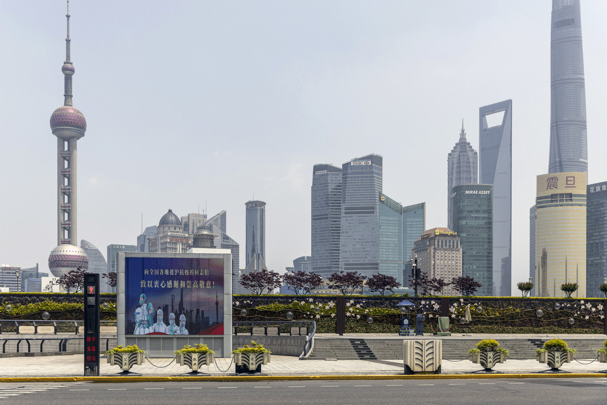 A screen displays a thank you message for healthcare workers on the Bund in Shanghai during the city’s lockdown on May 3, 2022. Beijing’s zero-Covid strategy stands in contrast to most other countries, which are reducing or eliminating restrictions. Photo: Bloomberg