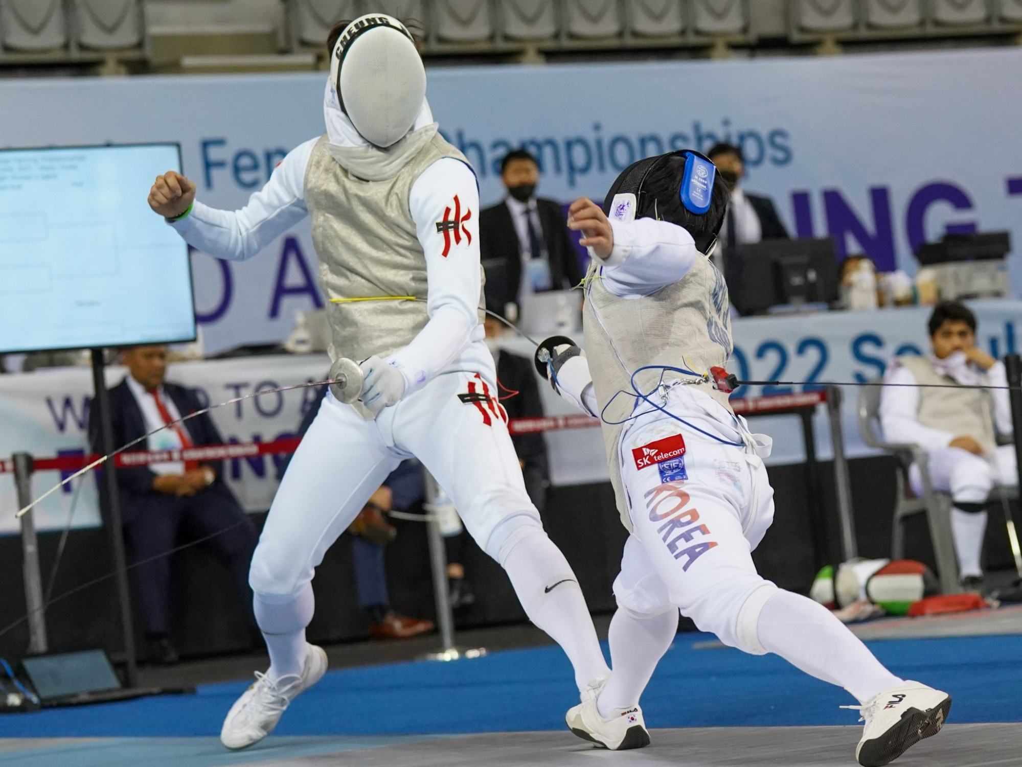 World No 1 Cheung Ka-long (left) leads Hong Kong against South Korea in the men’s team foil at the Asian Championships in Seoul. Hong Kong lost to the hosts in the semi-final. Photo: FIE