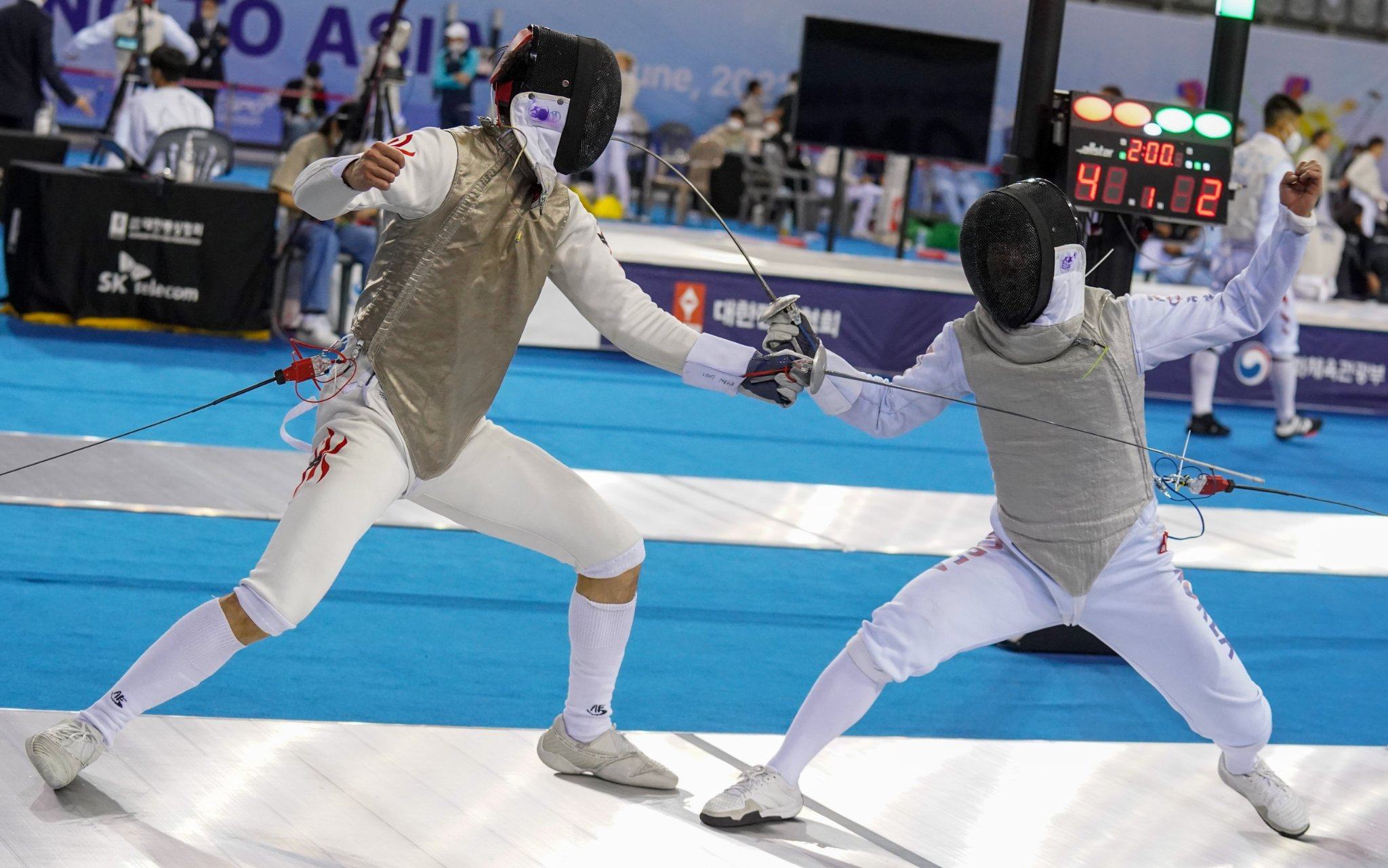 Ryan Choi (left) has an outstanding performance against the Koreans but could not save Hong Kong from defeat as they lost 45-42 in the men’s team foil semi-finals at the Asian Championships in Seoul. Photo: FIE