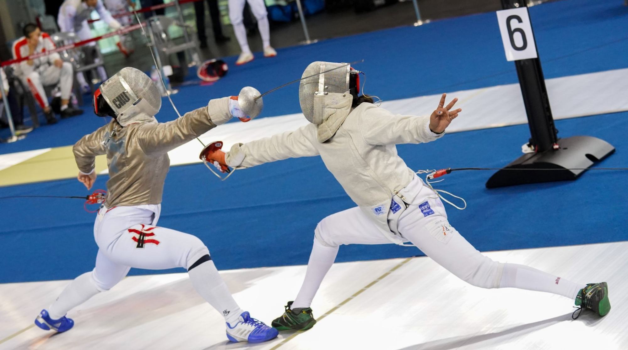 Youngster Chu Wing-kiu (left) in the women’s team sabre at the 2022 Asian Championships in Seoul. Photo: FIE