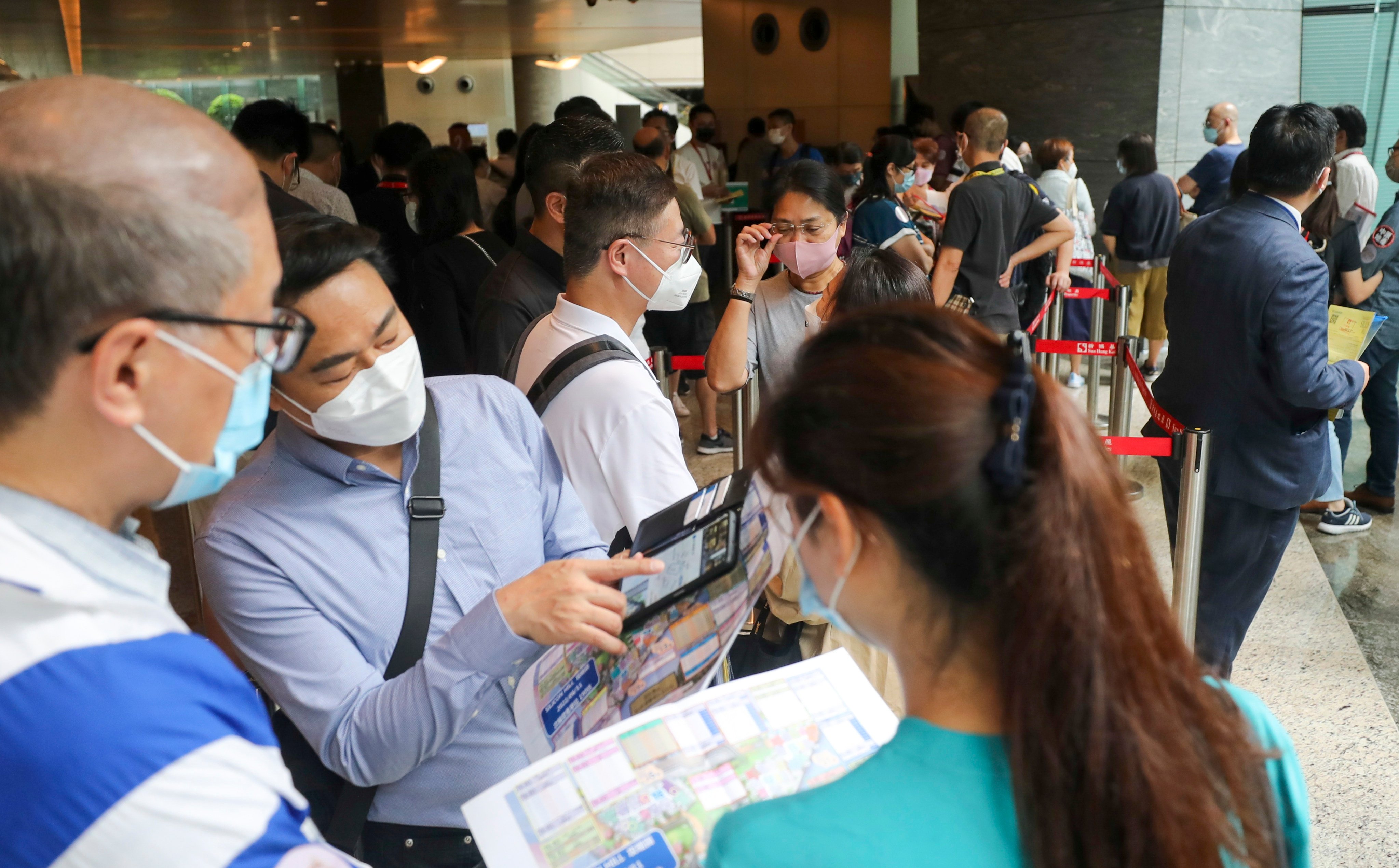 Buyers of Sun Hung Kai Properties (SHKP)‘s Silicon Hill flats in Tai Po line up at the developer’s sales office in at the ICC on 11 June 2022. Photo: Xiaomei Chen