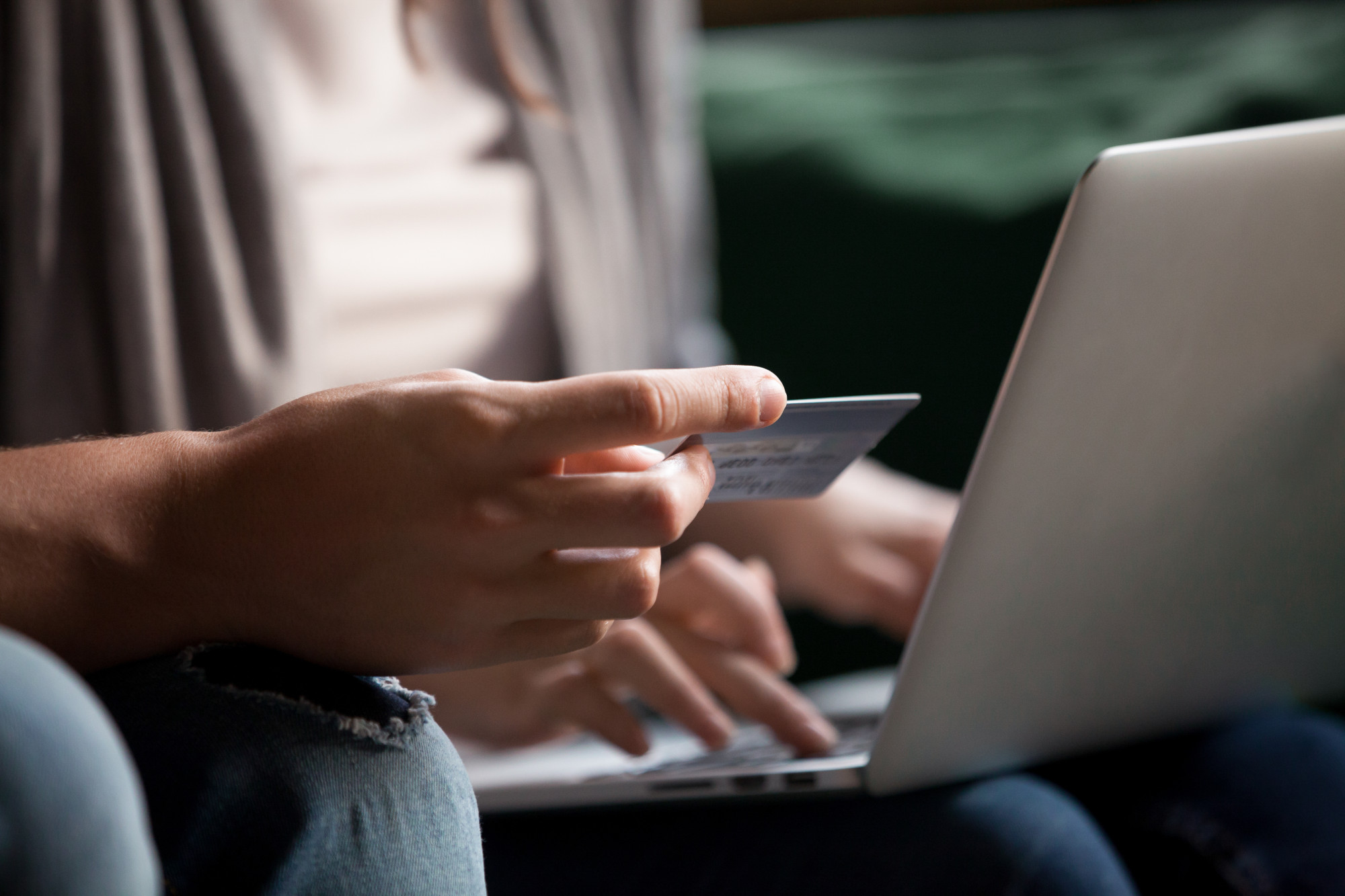 The man in China actively transferred over 1.4 million yuan to a group of fraudsters. Photo: Shutterstock