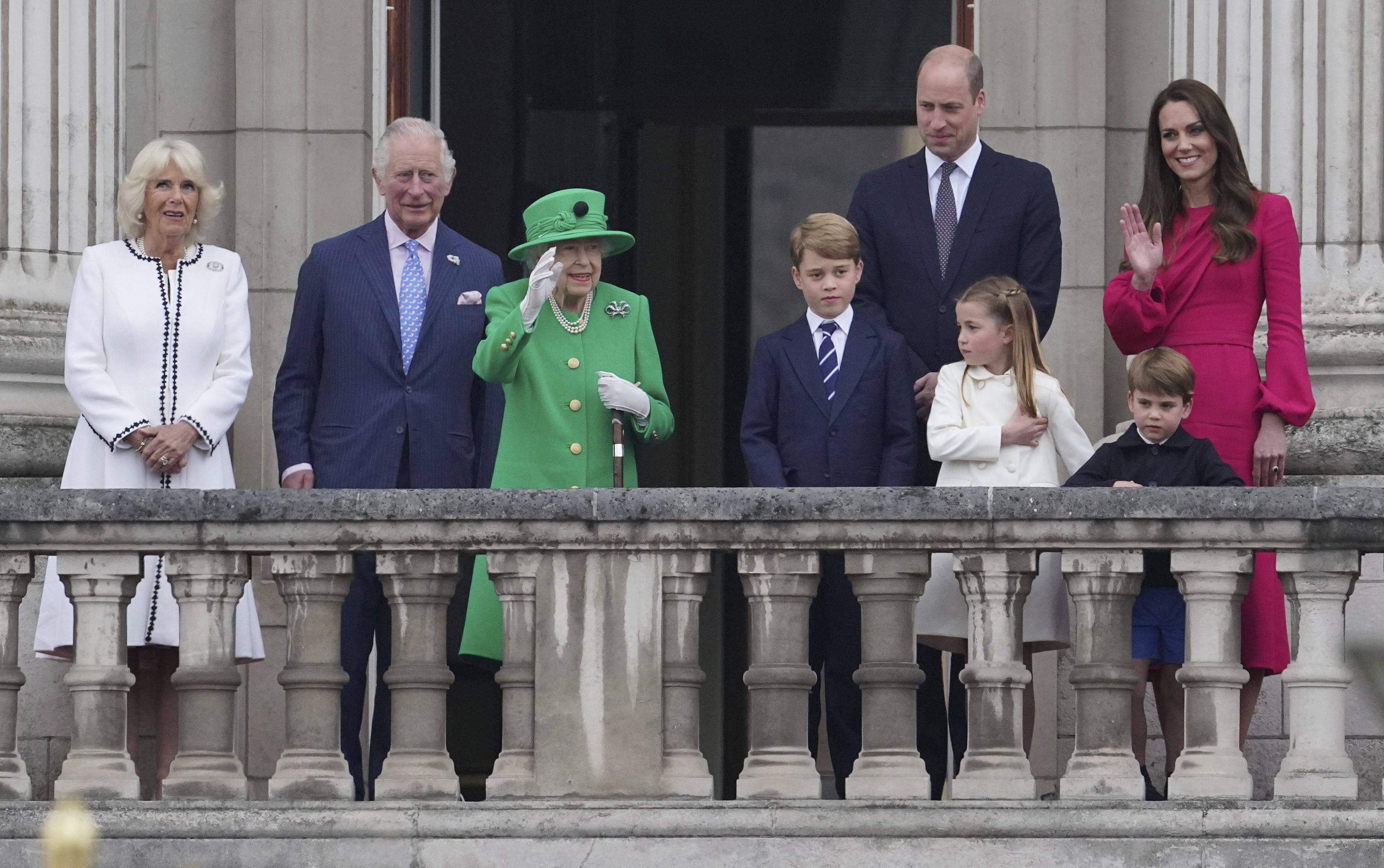 Queen Elizabeth and other members of the British royal family appear on the balcony of Buckingham Palace during the Platinum Jubilee Pageant on June 5 to mark her 70 years on the throne. Photo: AP/Pool