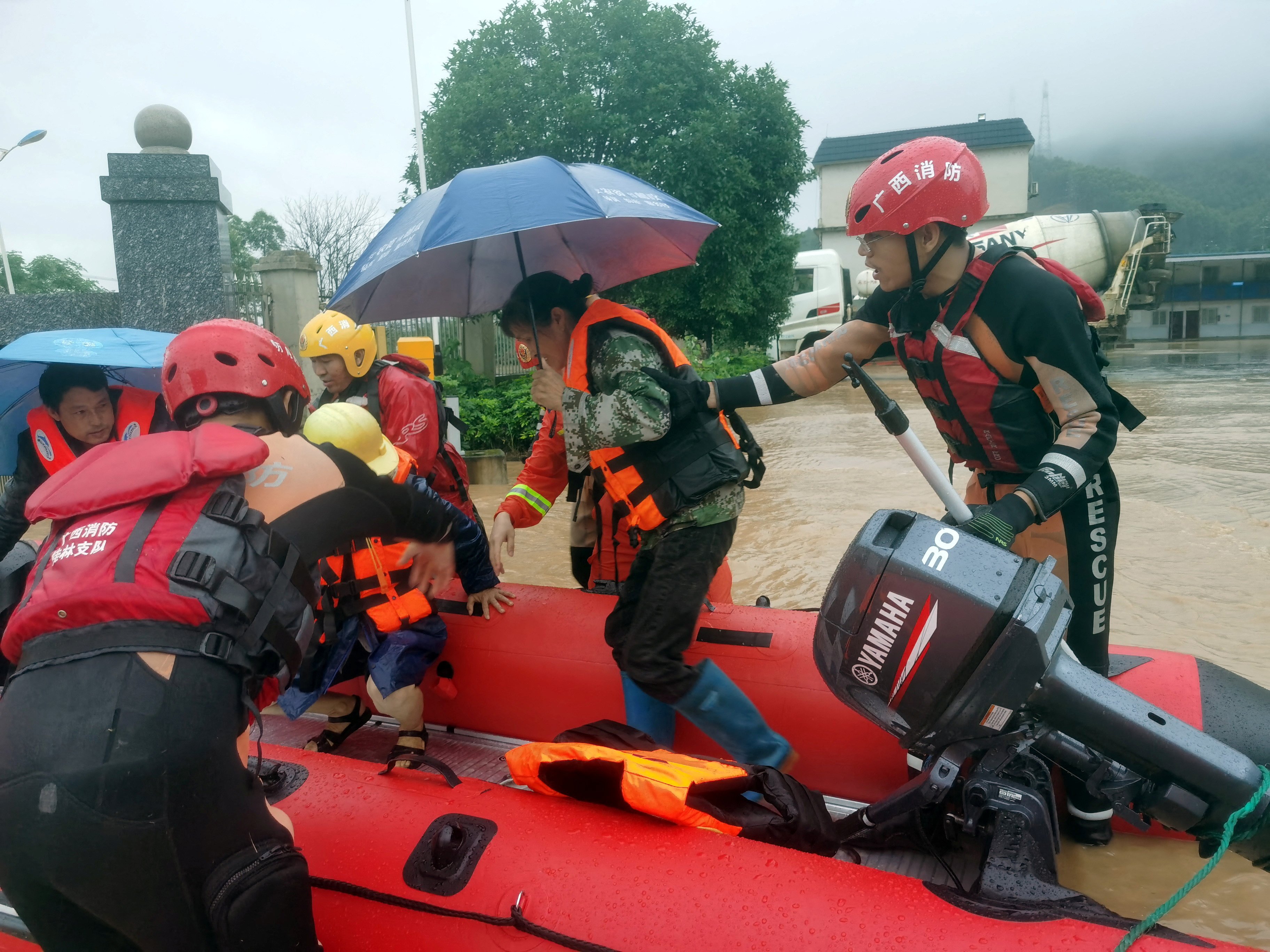 Rescuers evacuate residents with a dinghy following heavy rainfall near Guilin in Guangxi Zhuang autonomous region on Friday. Photo: cnsphoto 