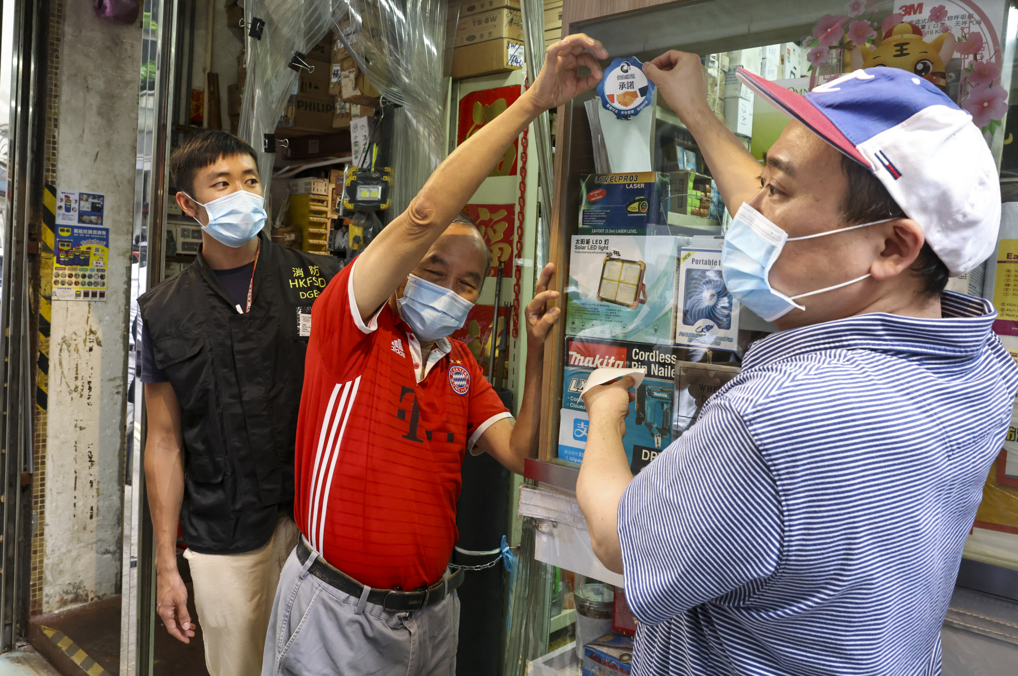 Officers from the city’s interdepartmental counterterrorism unit hand out leaflets to raise awareness of suspicious individuals buying chemicals and dangerous materials. Photo: K. Y. Cheng