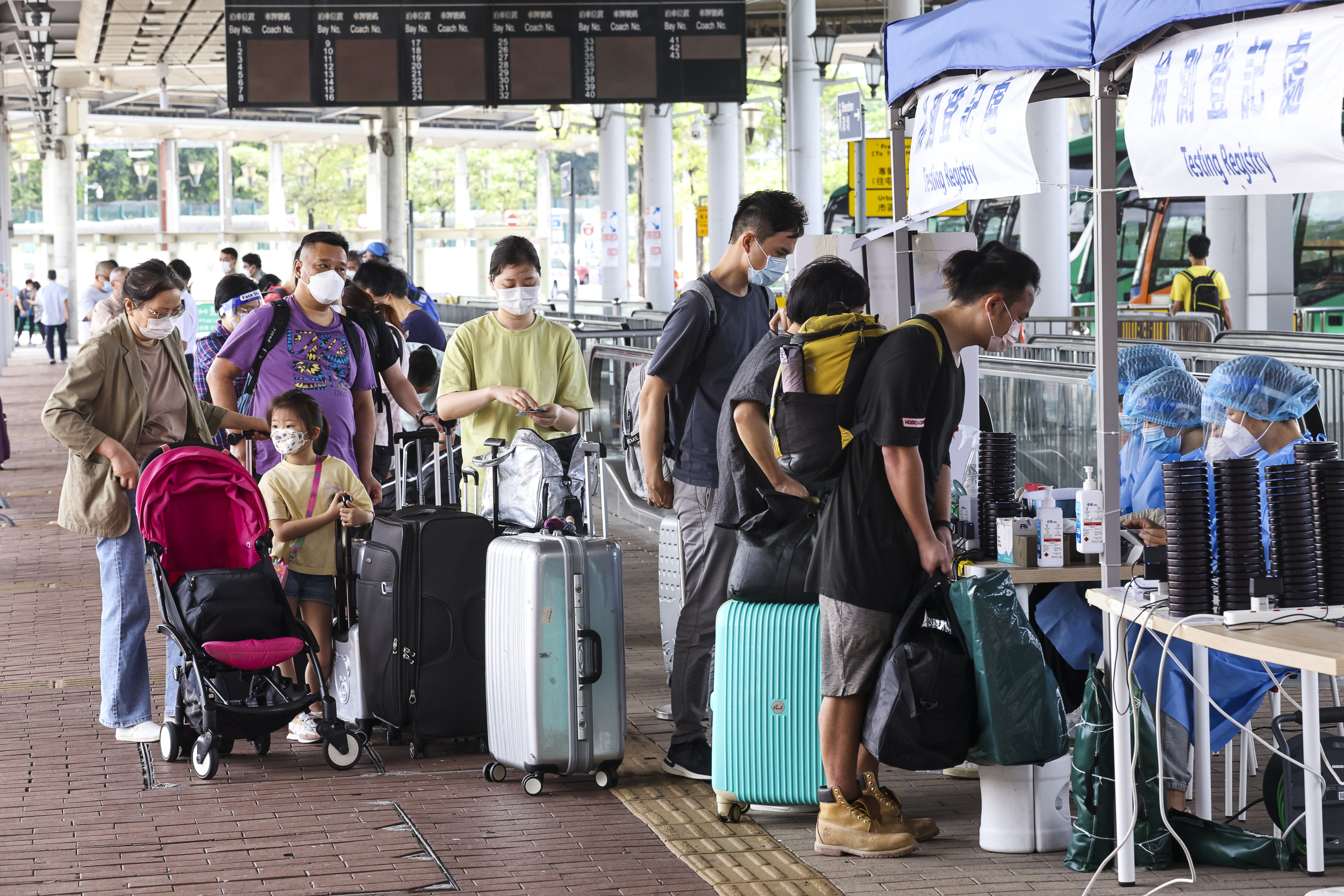 Hong Kong residents queue for Covid-19 testing at the Shenzhen Bay border crossing. Photo: K. Y. Cheng