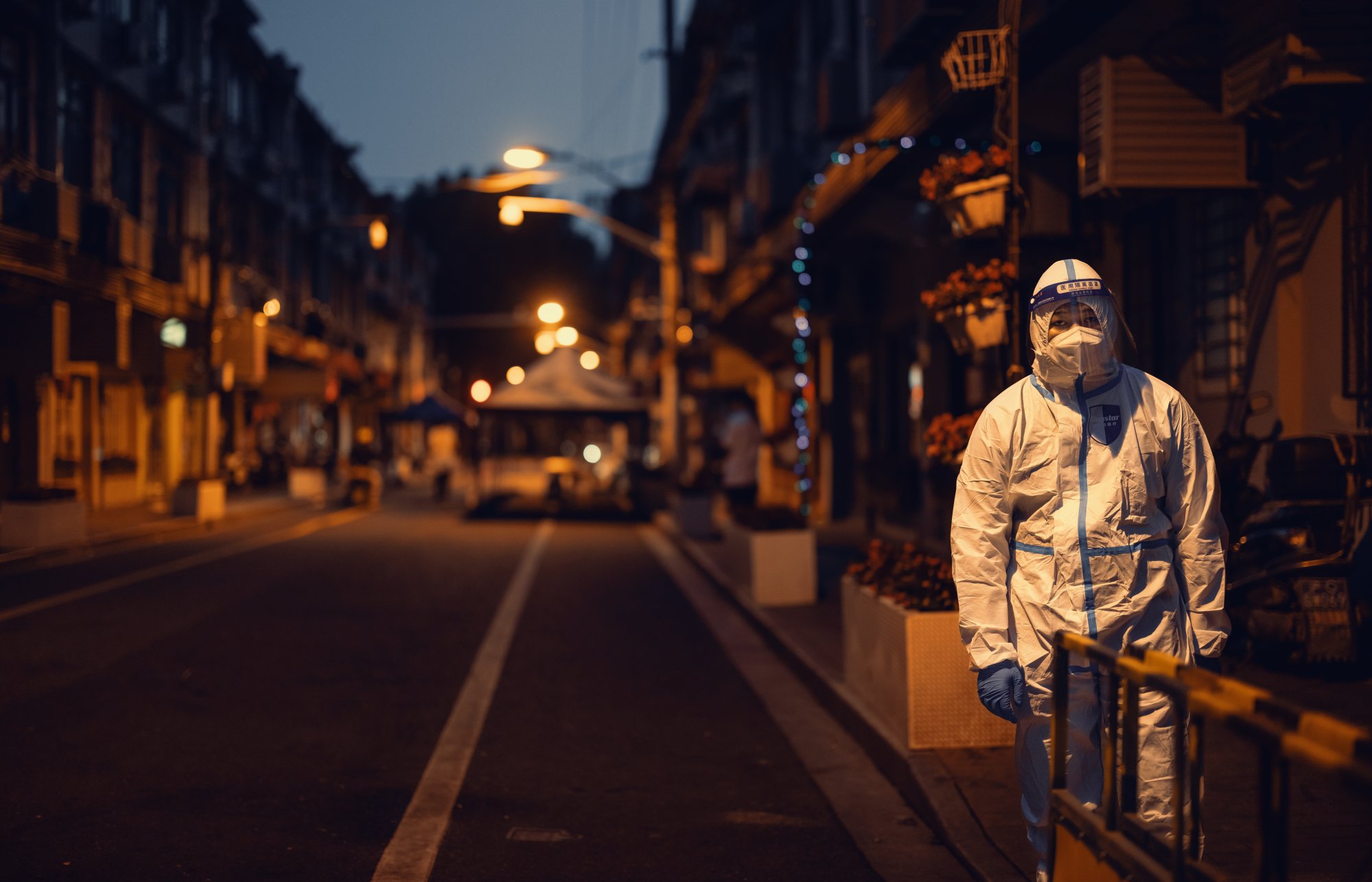 A police officer in protective gear stands on a street in Shanghai during the city’s lockdown on May 26. Photo: EPA-EFE