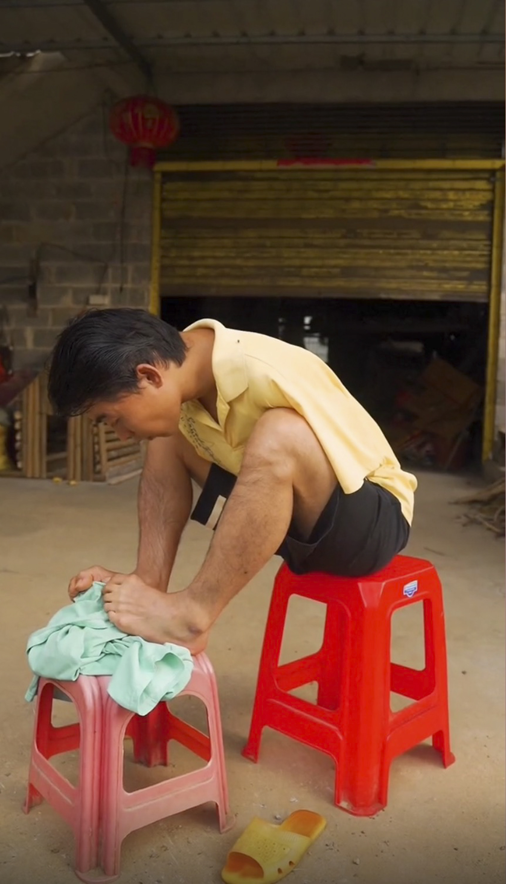 Man in China with no arms shows millions how the disabled can live full ...