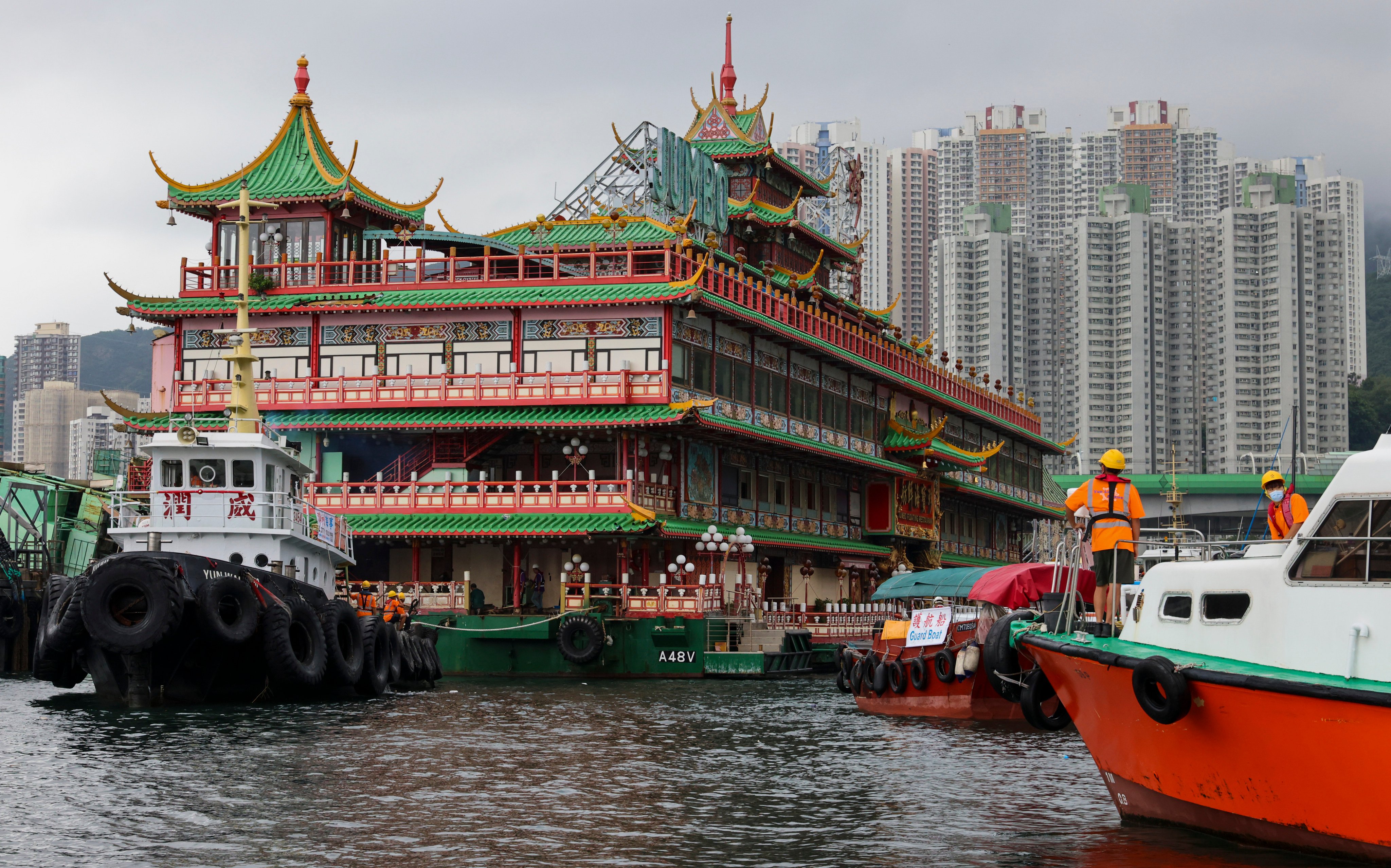 Tugboats begin the final journey of the Jumbo Floating Restaurant from Hong Kong’s Aberdeen Harbour to its ignominious grave at the bottom of the South China Sea. Photo: Dickson Lee