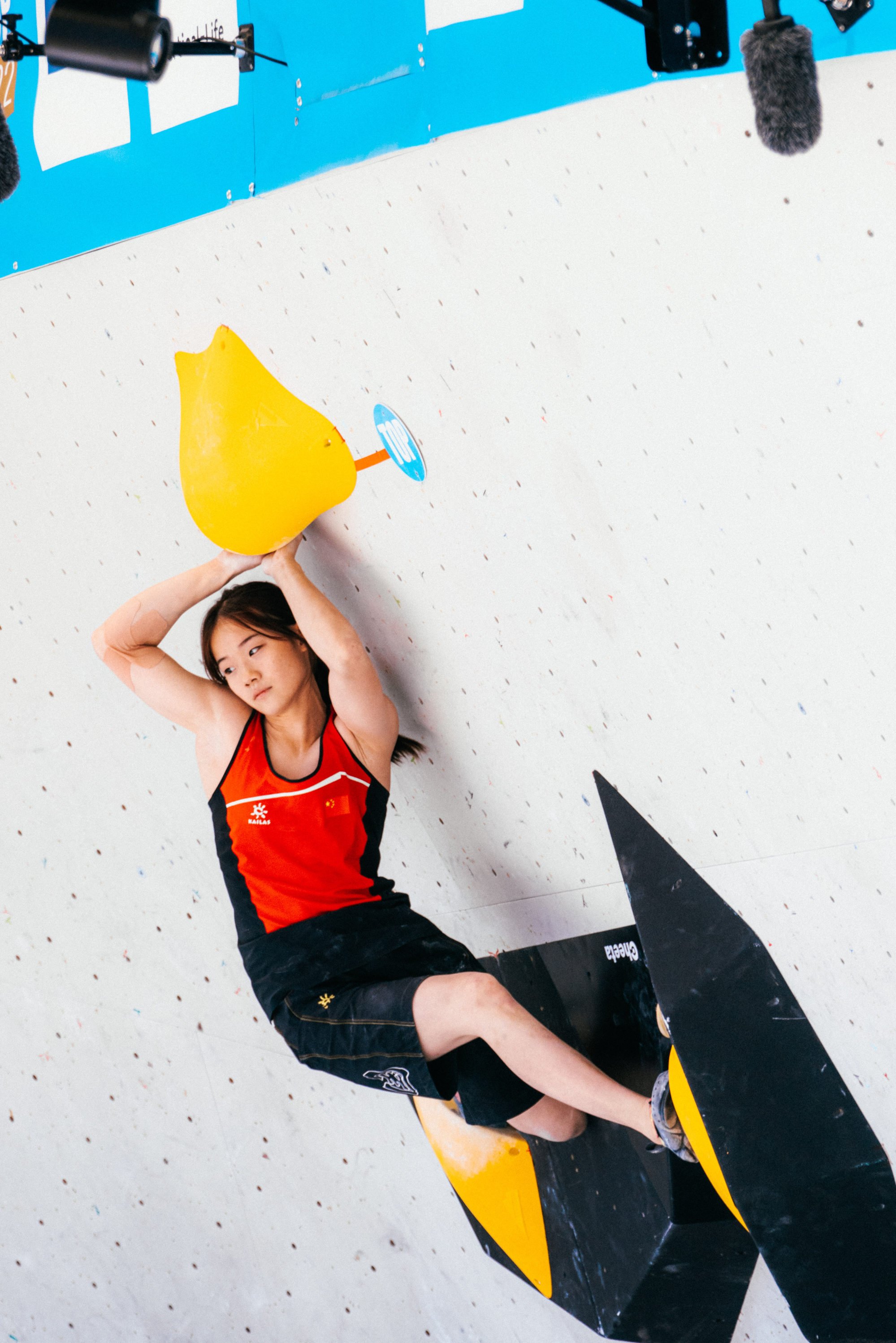 Climber girl adventure  April & Kimmie rock climbing in China