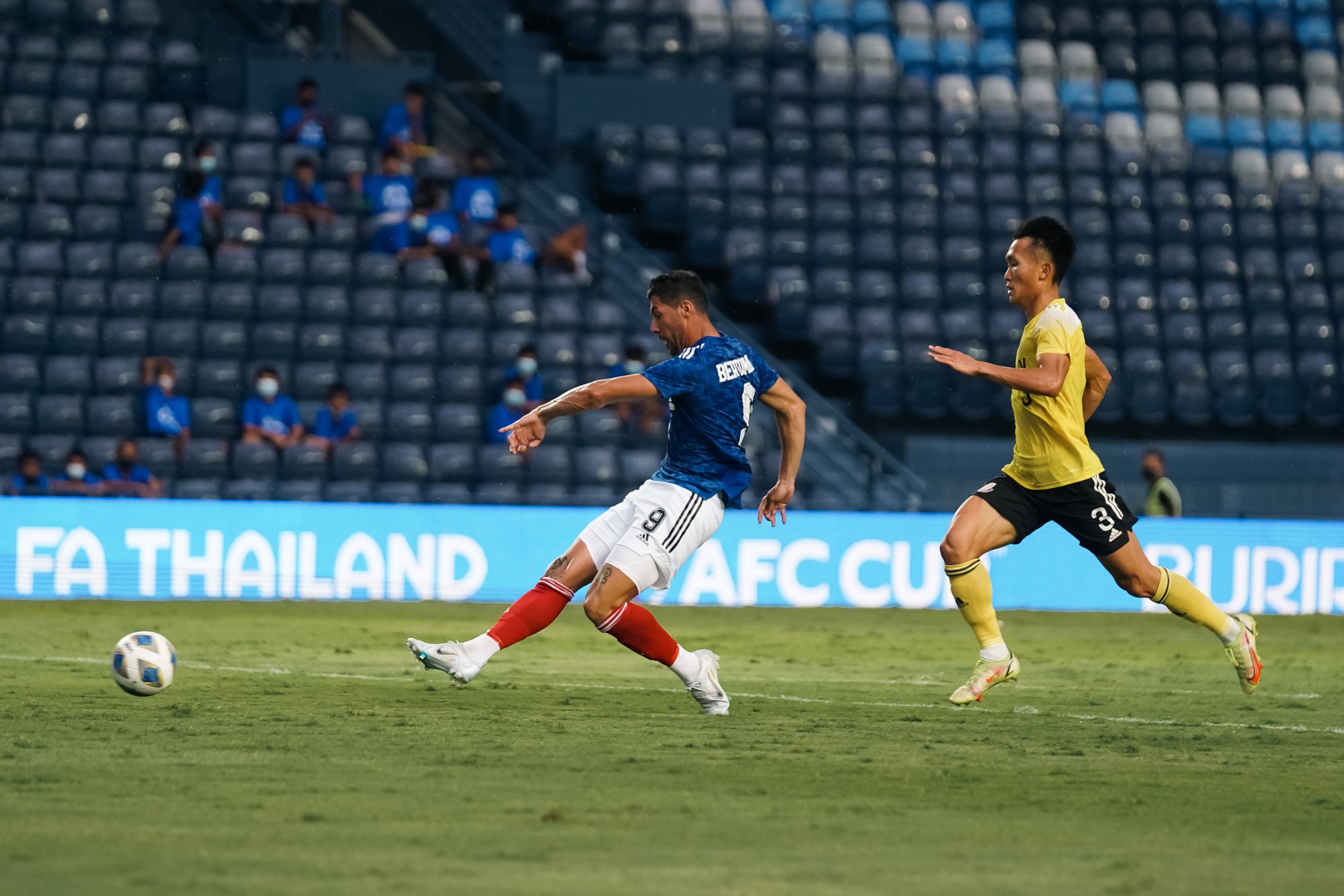 Victor Bertomeu scores for Eastern as Lee Man defender Tsui Wang-kit looks on. Photo: Eastern Long Lions