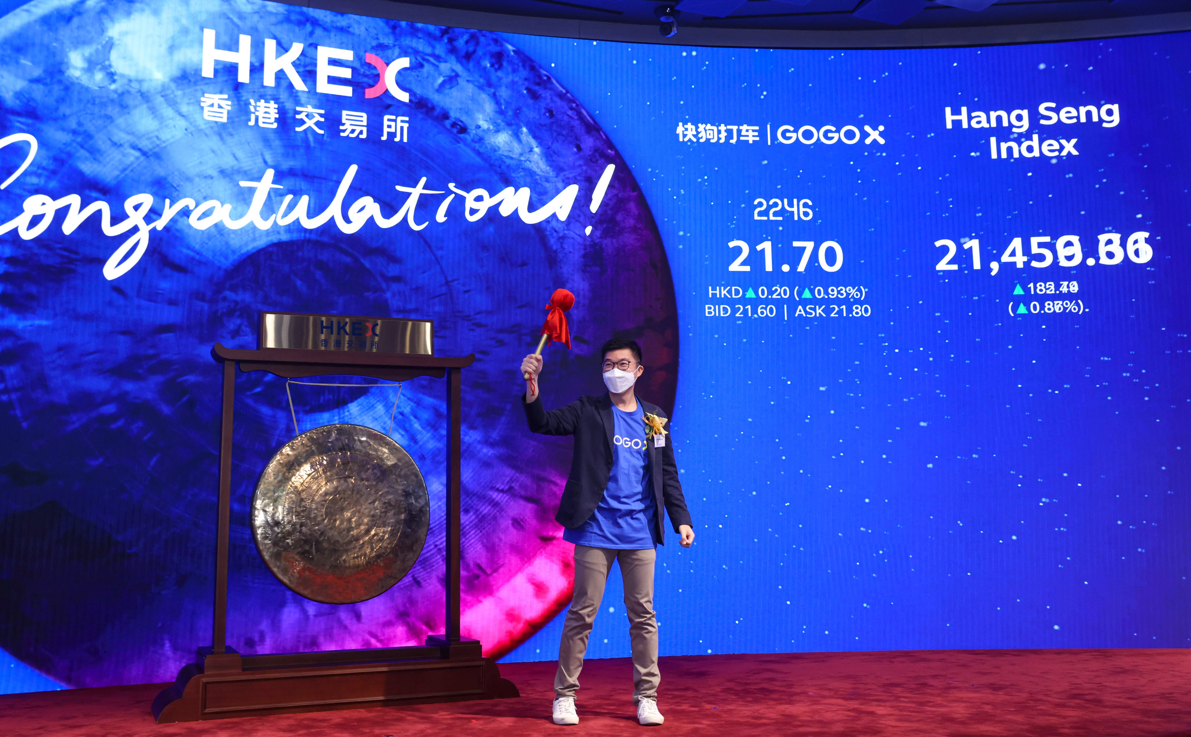 Steven Lam Hoi-yuen, executive director and co-chief executive officer of GOGOX, hits a gong at the company’s IPO launch on the Hong Kong Stock Exchange. Photo: Dickson Lee