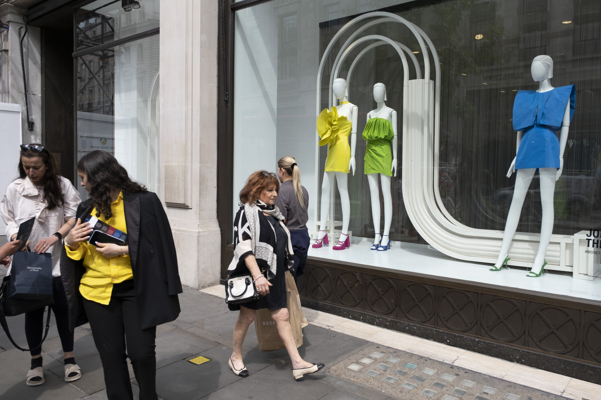 London’s Regent Street struggles to draw shoppers back after pandemic ...