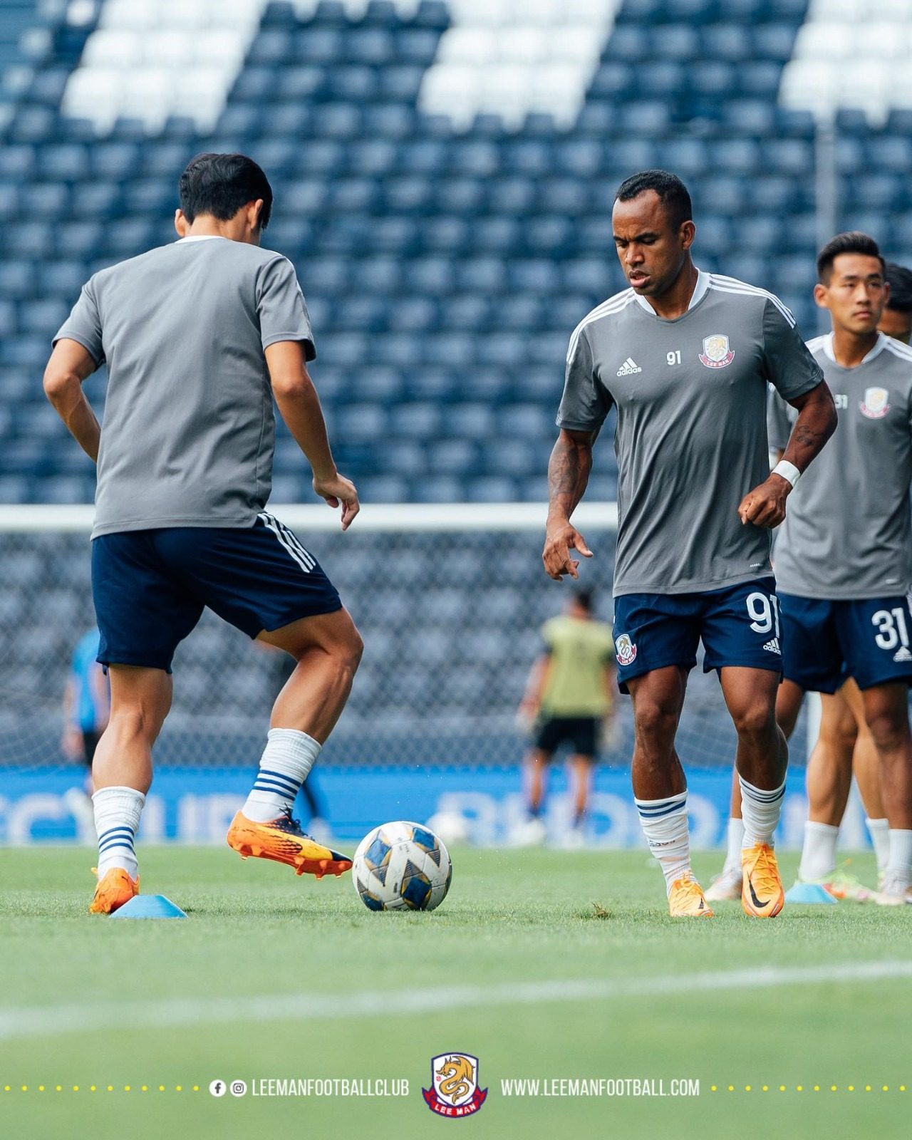 Gil Martins (right) warms up before the start of Lee Man’s AFC Cup Group J clash with Tainan City in Buriram on June 27, 2022. Photo: Lee Man