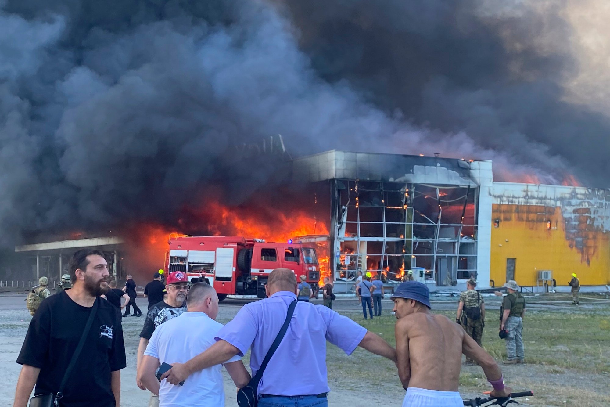 Удар по центру москвы. Удар по ТЦ В Кременчуге. Кременчуг пожар в ТЦ.