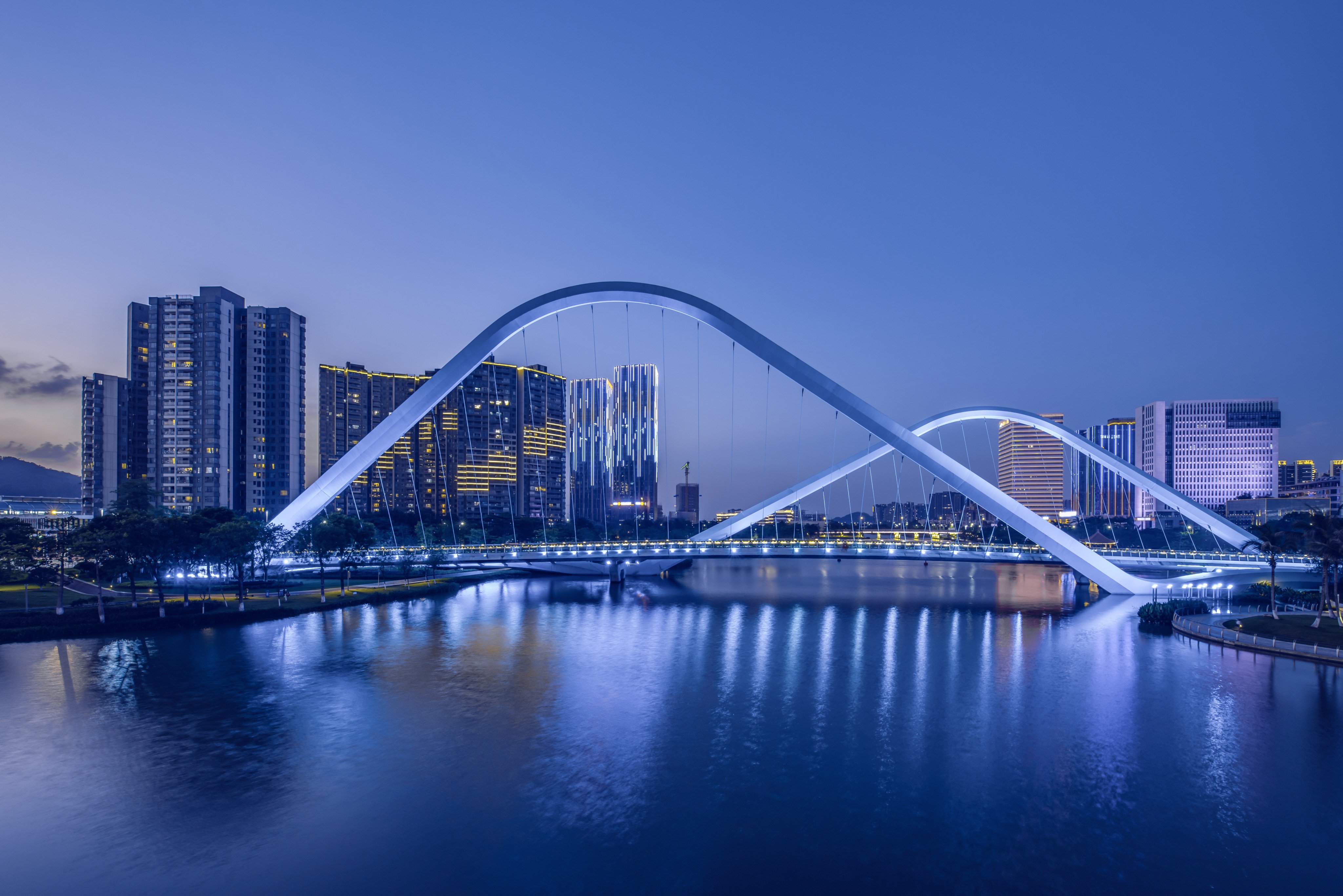Night view of Jiaomen Bridge in Nansha, Guangzhou, China. Photo: Shutterstock