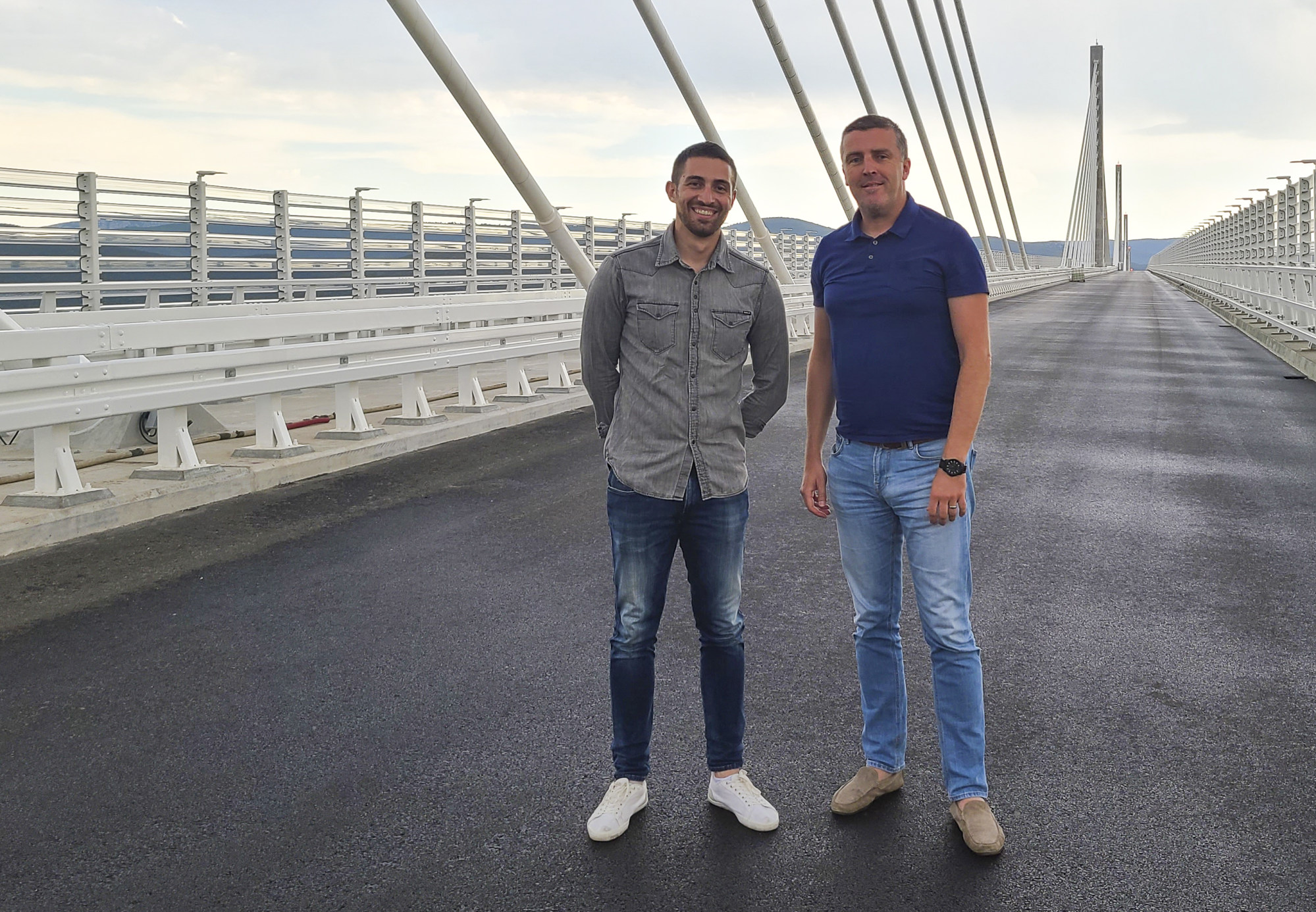 Le chef de projet associé de Croatian Roads, Davor Peric, et Ivica Granic, responsable de la construction pour CRBC, ont jeté un œil sur le pont de Peljesac sur la mer Adriatique.  Photo: Masha Borak