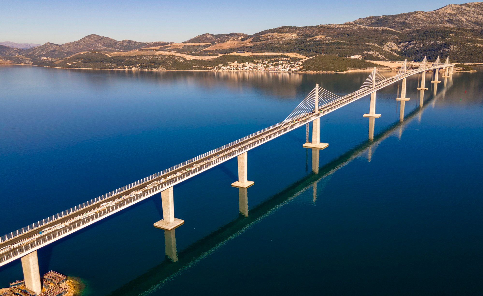 Le pont de Peljesac, construit par la Chine et financé par l'UE, en Croatie, s'étend sur 2,4 km.  Photo : document