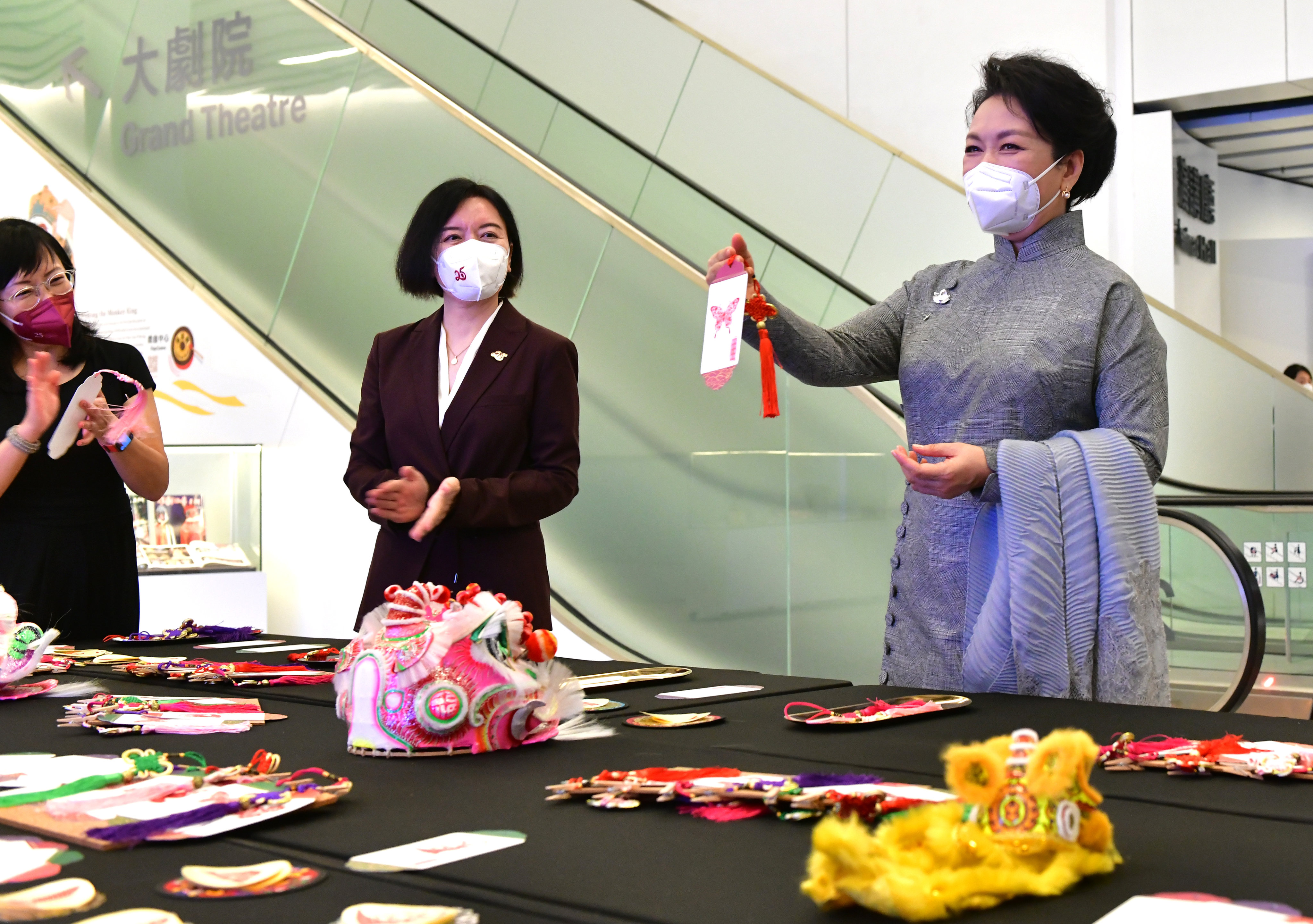 China’s first lady Peng Liyuan (right) at the Xiqu Centre on Thursday. Photo: ISD 