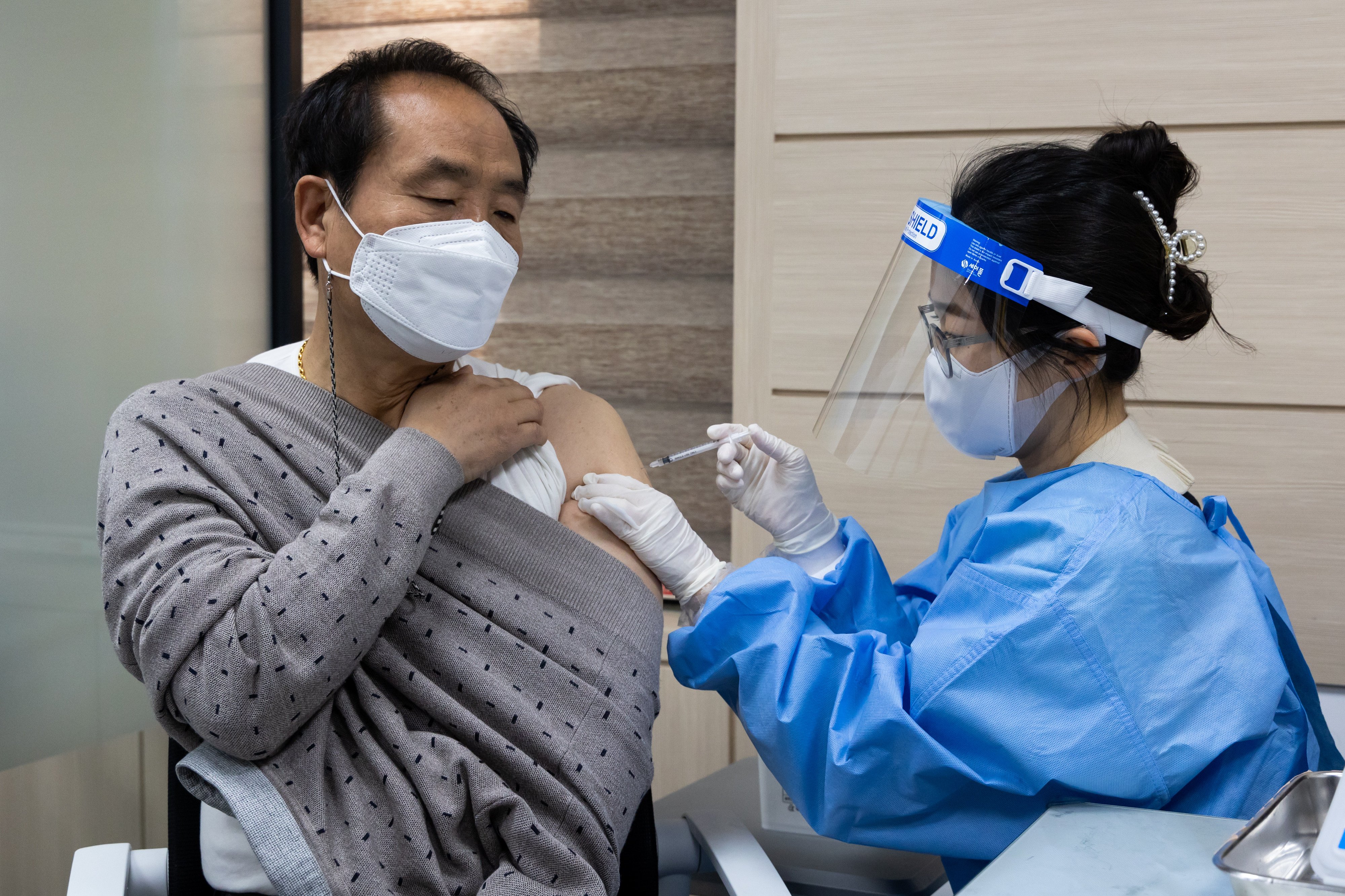 A nurse administers a dose of the AstraZeneca Plc Covid-19 vaccine at a health center in Seoul, South Korea. Photo: Bloomberg