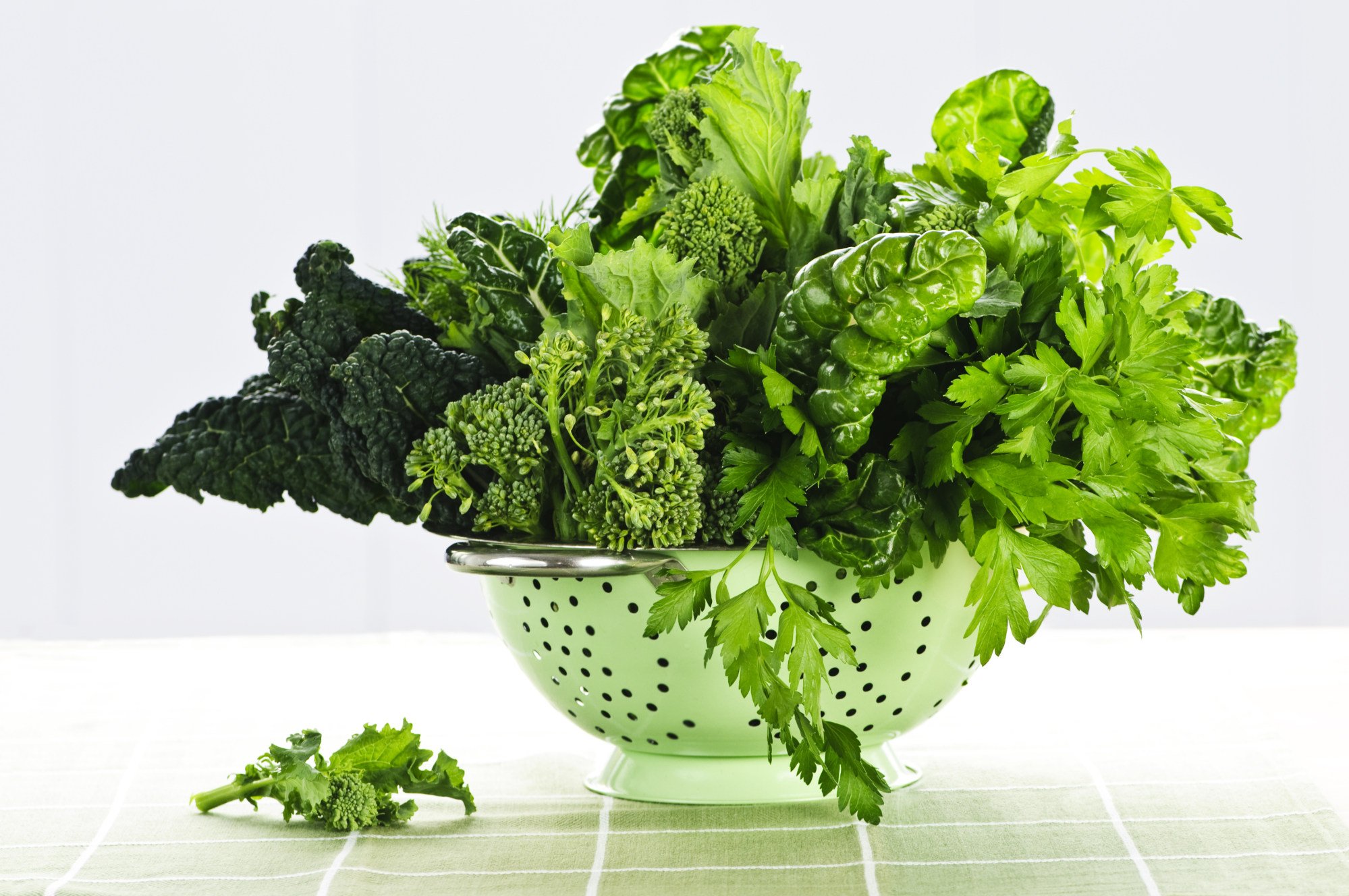 Bạn có thể nhận được một lượng magiê thích hợp từ việc ăn các loại rau lá xanh.  Ảnh: Shutterstock