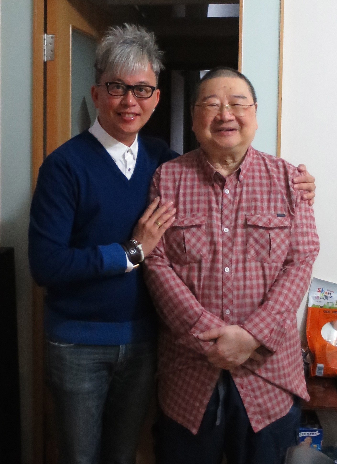 Author, lyricist and columnist Ng King Kang (left) visiting the late writer Ni Kuang at the latter’s home in Hong Kong in 2014. “Ni’s books were the first science fiction I’d ever read,” Ng recalls. Photo: Ng King Kang       
