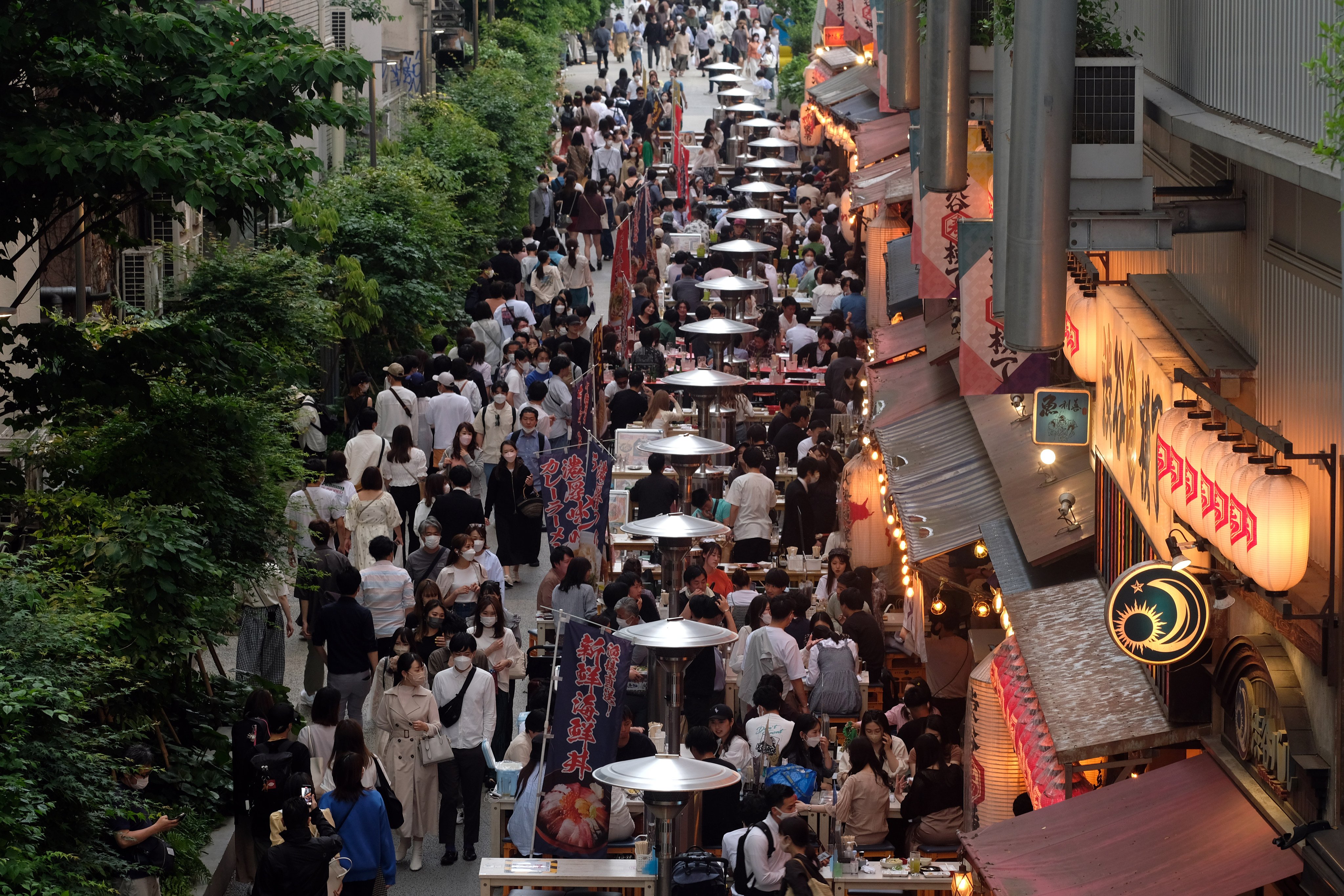 Crowds gather outside restaurants at Miyashita Park in Tokyo on May 22. Japan has so far been reluctant to make drastic changes to its monetary policy to avoid causing market volatility. Photo: Bloomberg