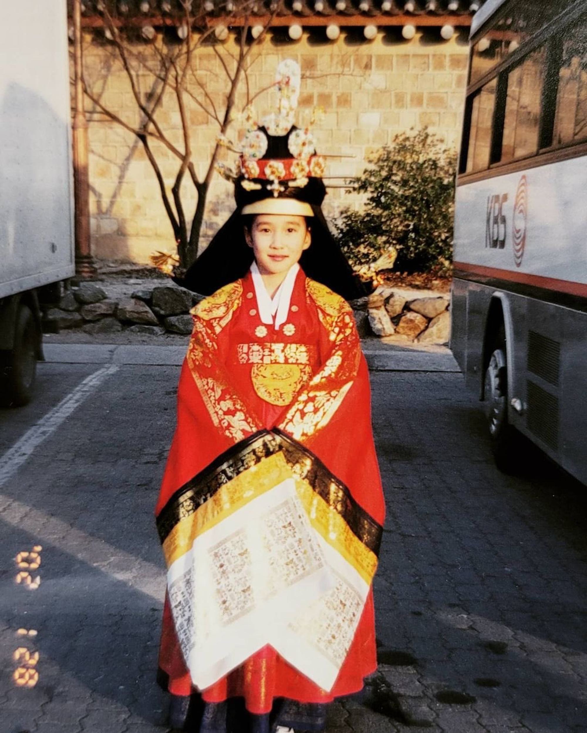 A young Park Eun-bin on the set of Empress Myeongseong back in 2001. Photo: @_ToToror/Twitter