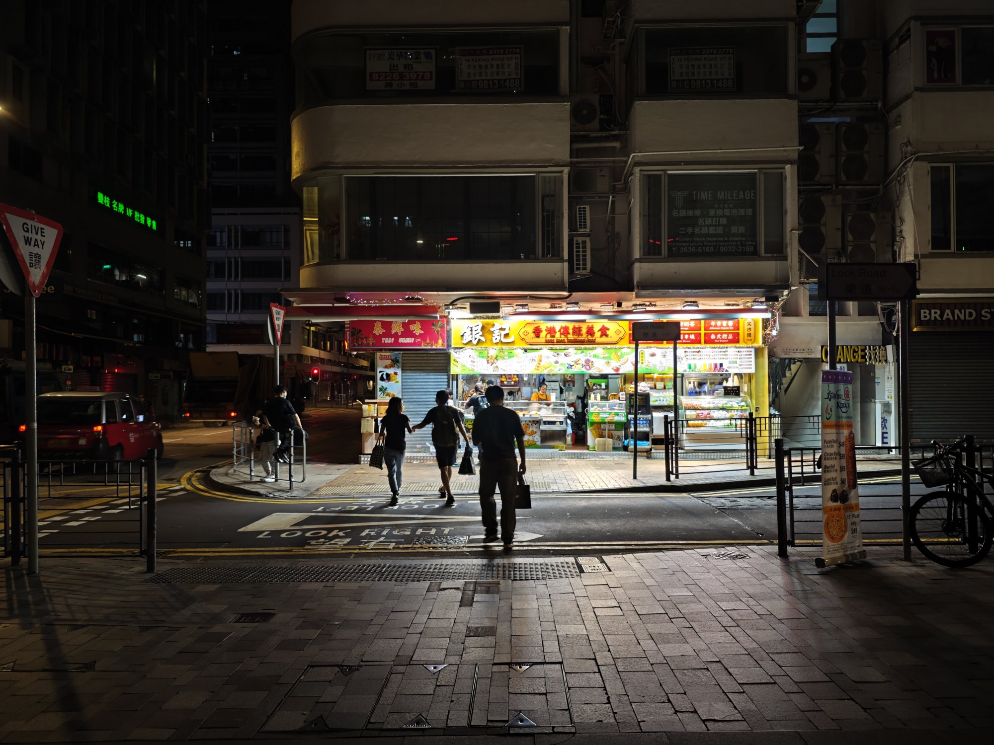 The biggest benefit of having a large sensor in digital photography is that it can take in more light than a smaller sensor, and the Xiaomi 12S Ultra can snap photos in really dark places without resorting to night mode. Photo: Ben Sin