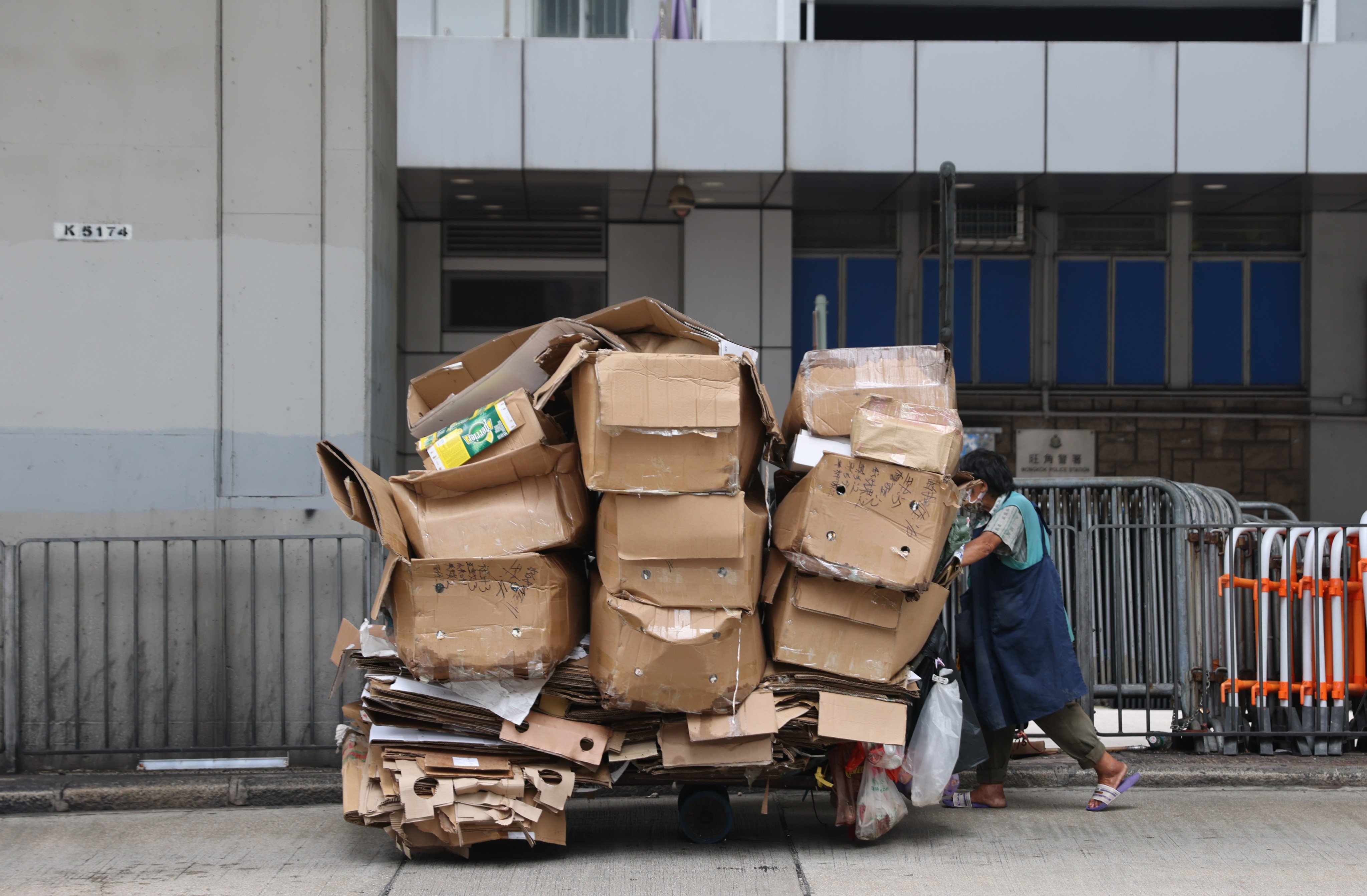 An elderly person pushes a trolley of used boxes in Mong Kok on June 19. Addressing the city’s growing wealth inequality is an urgent task for the new administration. Photo: Nora Tam