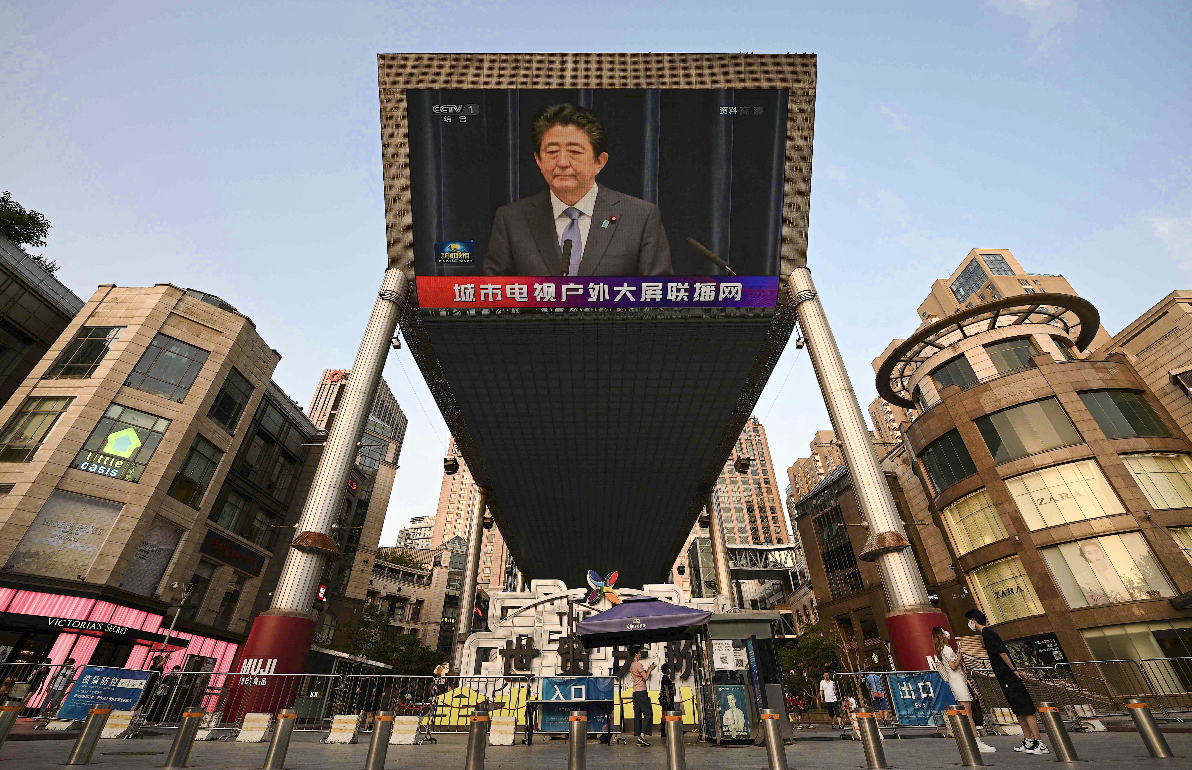 A large streetside screen  broadcasts news of former Japanese prime minister Shinzo Abe’s assassination,  in Beijing on July 8. Photo: AFP