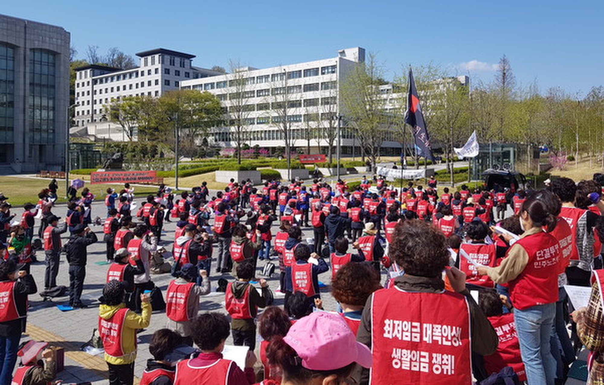 Cleaners and security workers at the prestigious private Yonsei University in Seoul have been fighting for more pay and better working conditions for months. Photo: Yonsei Annals