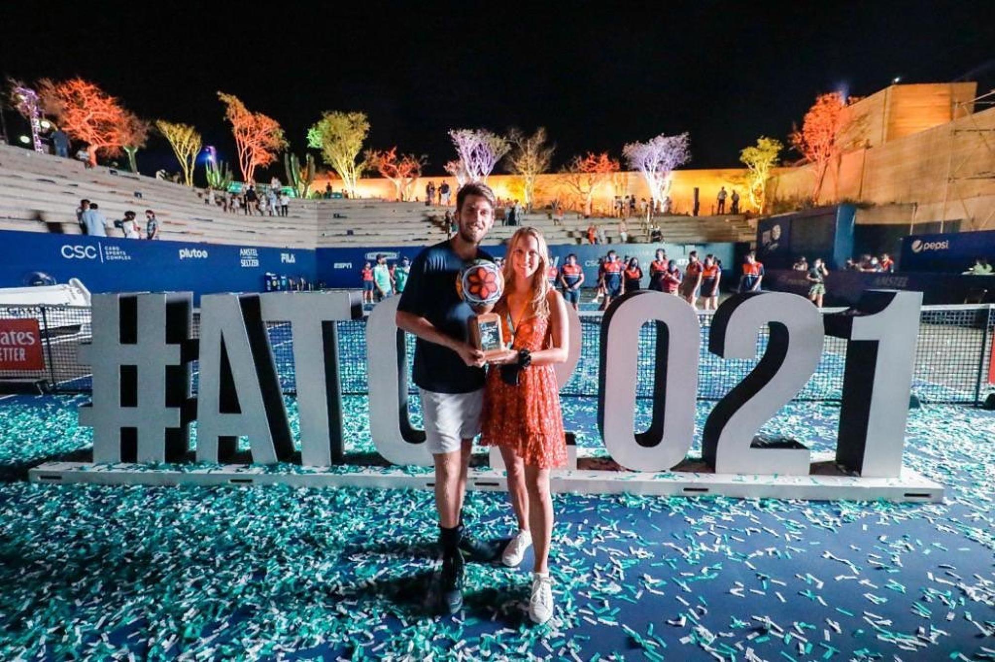 Cameron Norrie and Louise Jacobi with the trophy for his first tournament win at the Los Cabos Open, in 2021. Photo: @weezcobi/Instagram