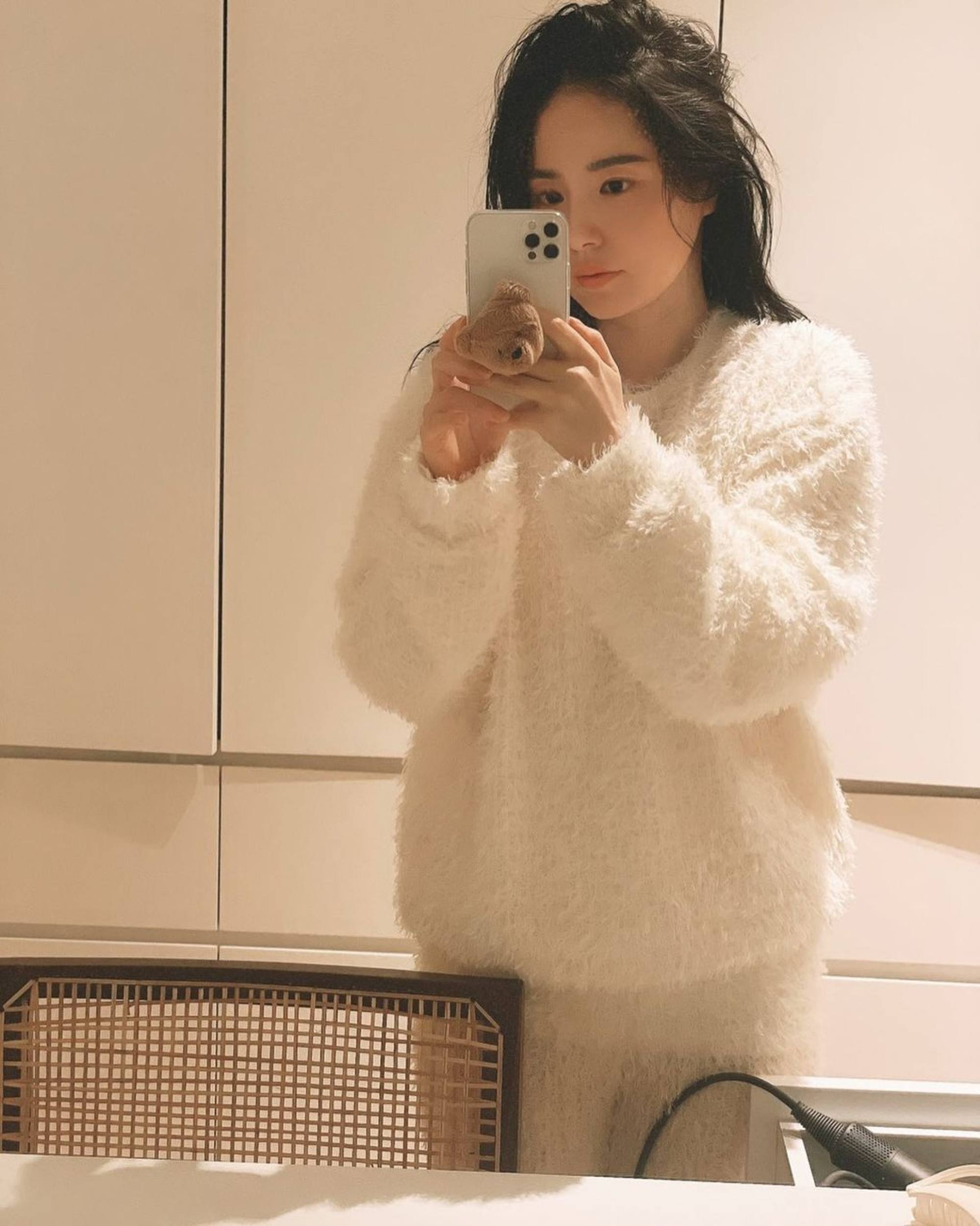 Min Hyo-rin snaps a selfie for fans. Photo: @hyorin_min/Instagram