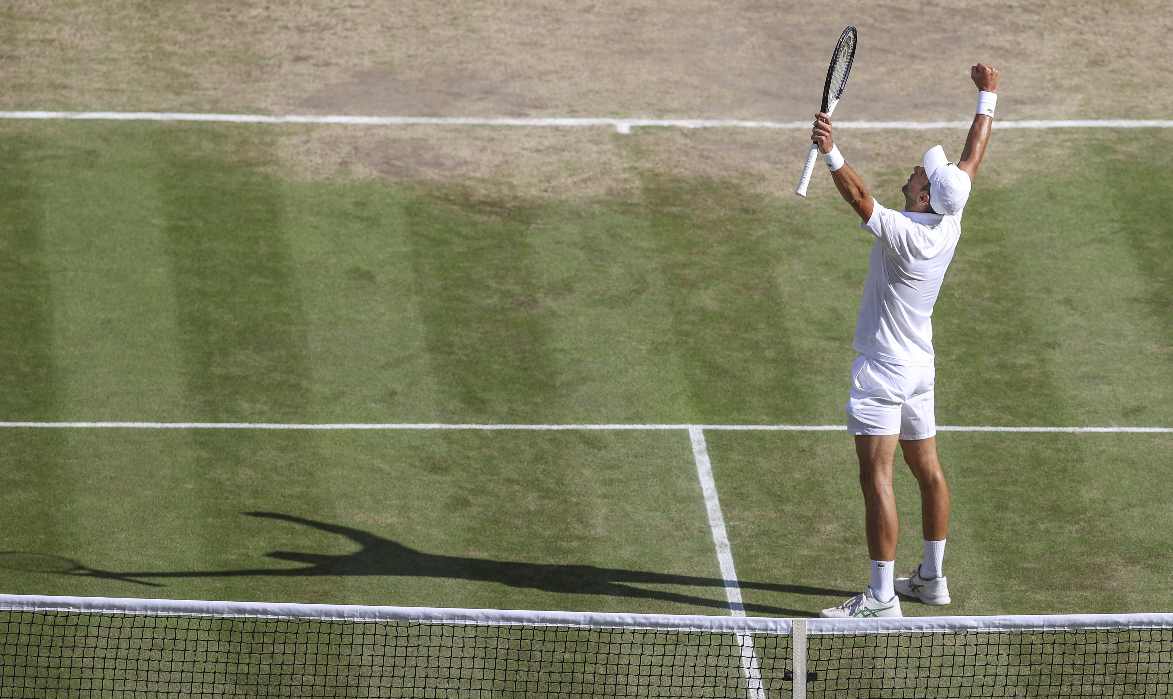 Novak Djokovic celebrates after winning the men’s singles final against Nick Kyrgios at Wimbledon. Photo: Xinhua