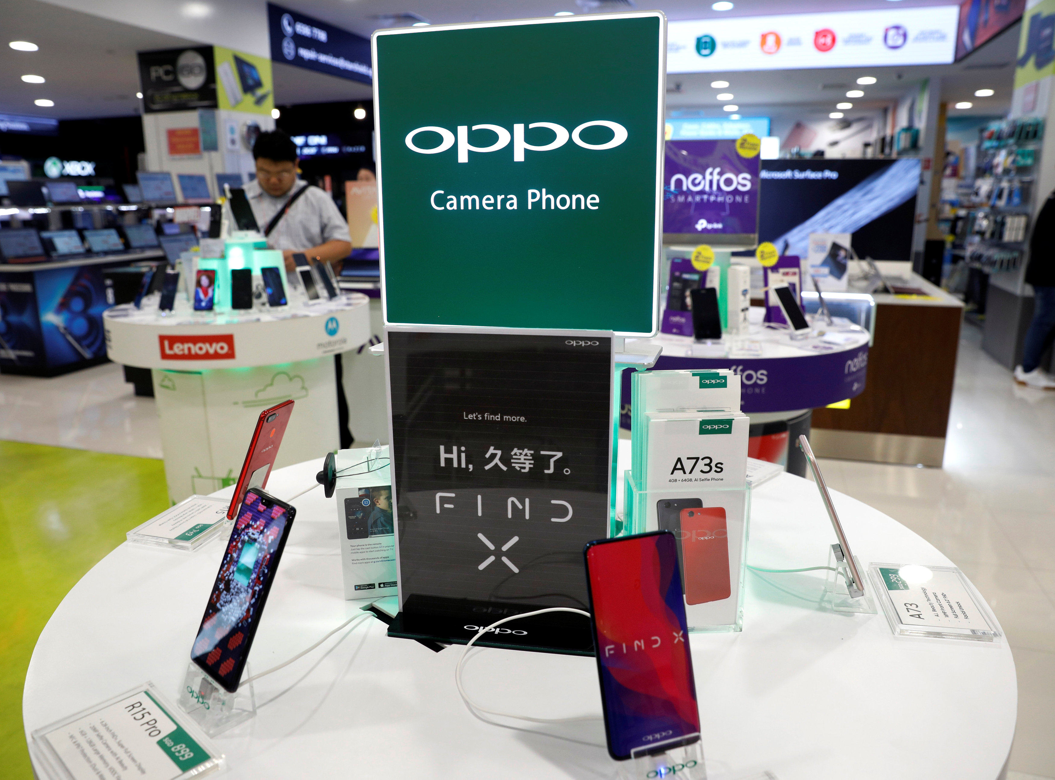Oppo smartphones displayed in a shop in Singapore on August 8, 2018. Photo: Reuters