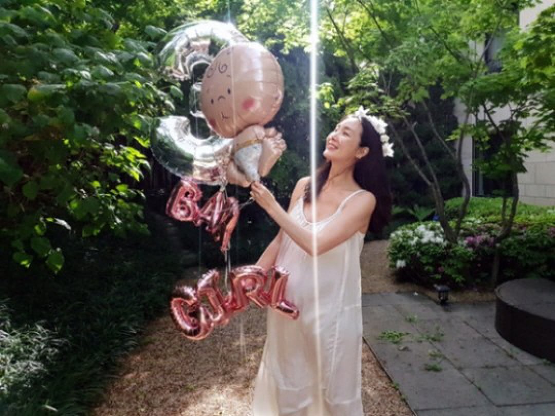 Choi Ji-woo with her baby bump and balloons celebrating her pregnancy. Photo: Choi Ji-woo official fanpage