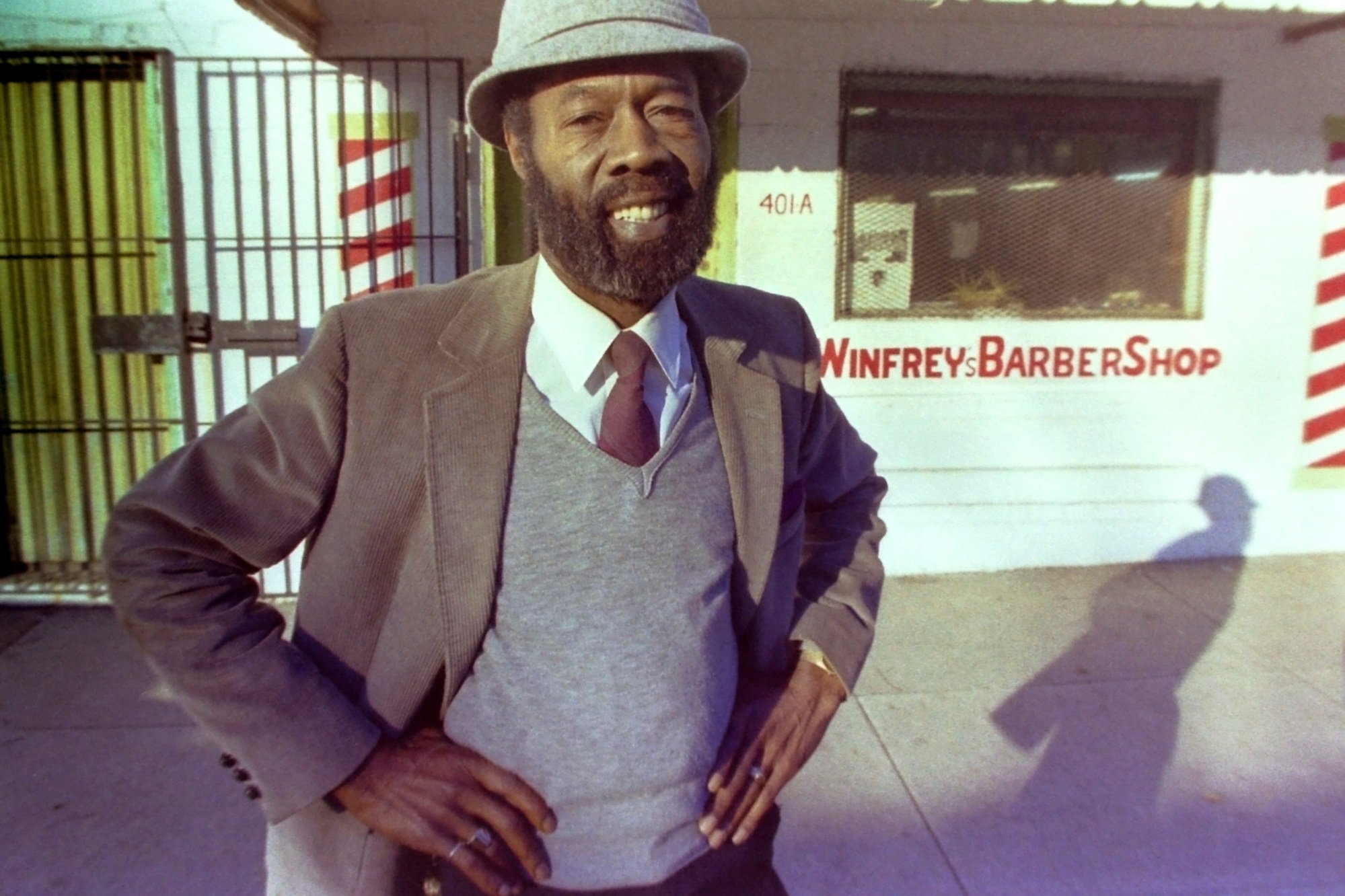 Vernon Winfrey, father of Oprah in Nashville, Tennessee, in 1987, in front of the barber shop he owned. Photo: AP