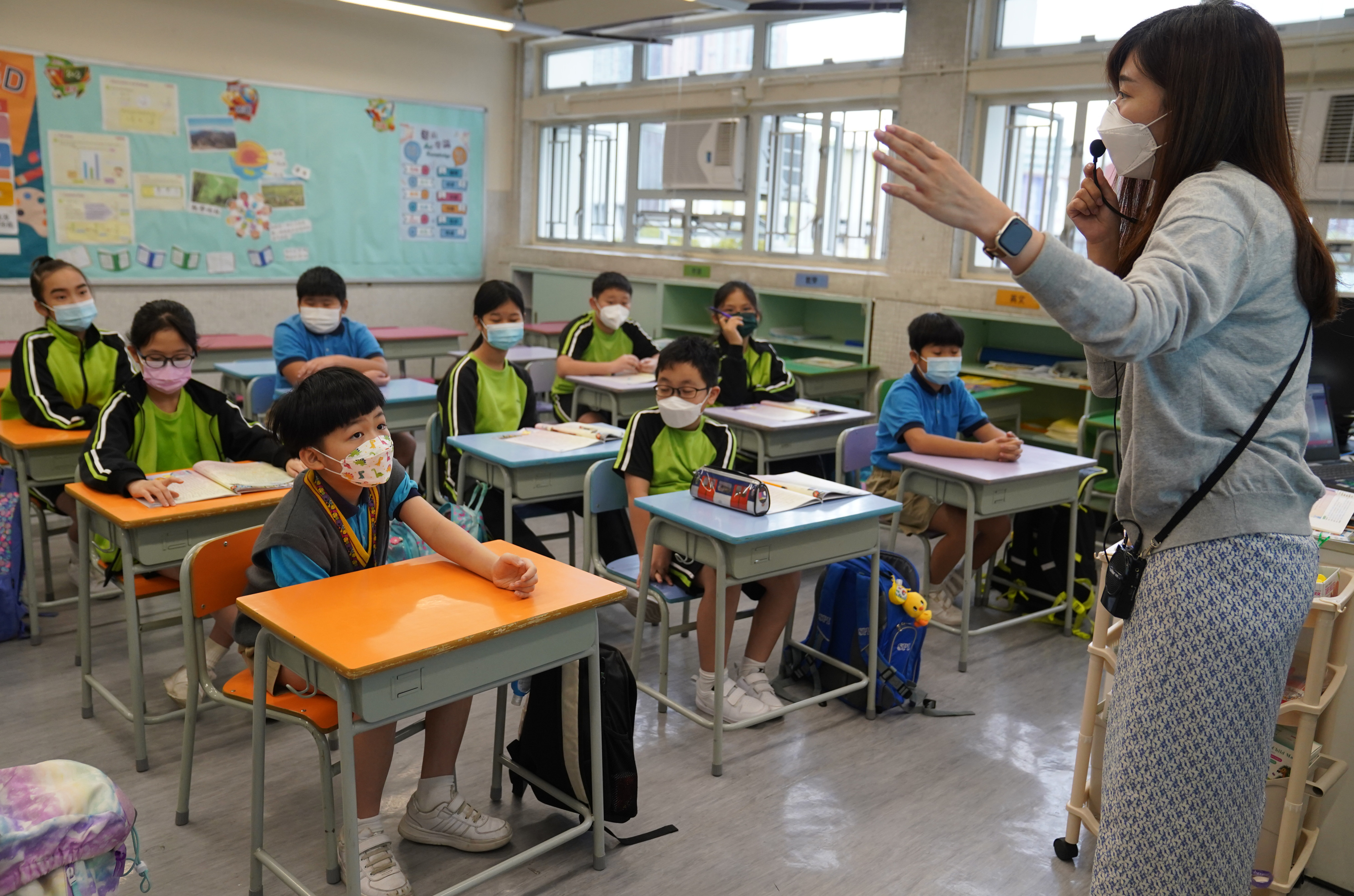 A teacher speaks to students during class at a primary school in Tsing Yi on April 22. The high rate of turnover among native English teachers in Hong Kong could be exacerbated by their facing a lower retirement age than their local counterparts. Photo: Sam Tsang 