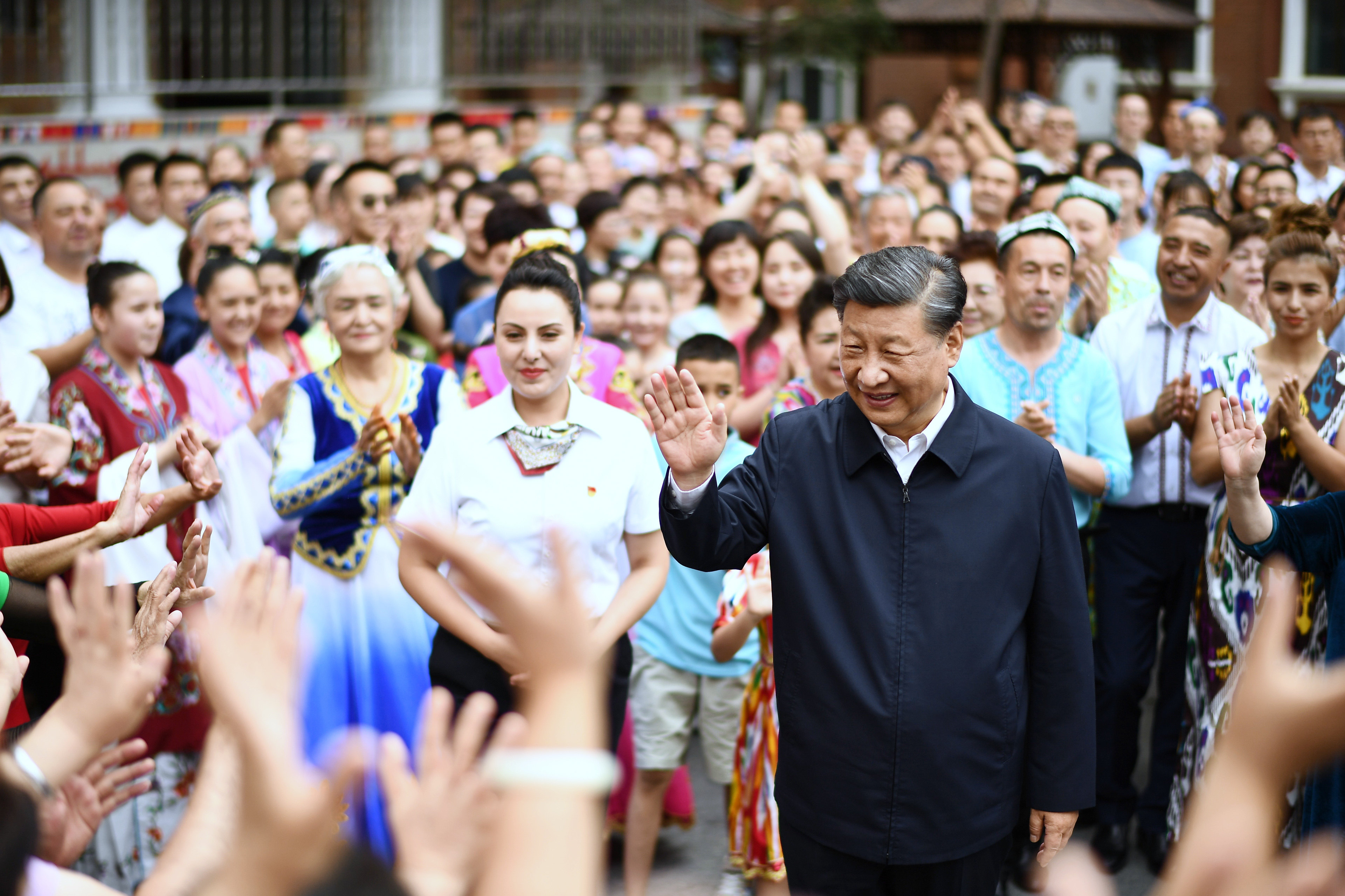 Chinese President Xi Jinping waves to people of various ethnic groups while visiting the community of Guyuanxiang in the Tianshan District in the city of Urumqi, capital of northwest China’s Xinjiang Uygur autonomous region, on July 13, 2022.Photo: Xinhua