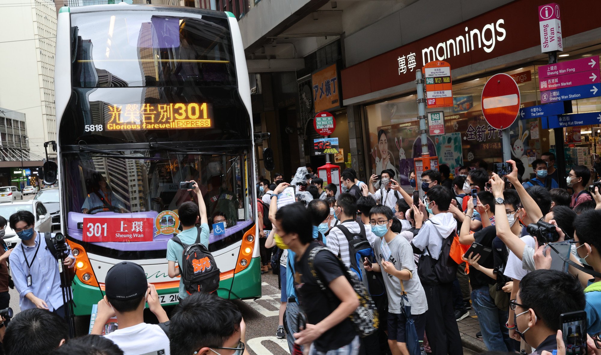 Bus fans take pictures of the last trip of bus route 301 at Sheung Wan. Photo: Yik Yeung-man
