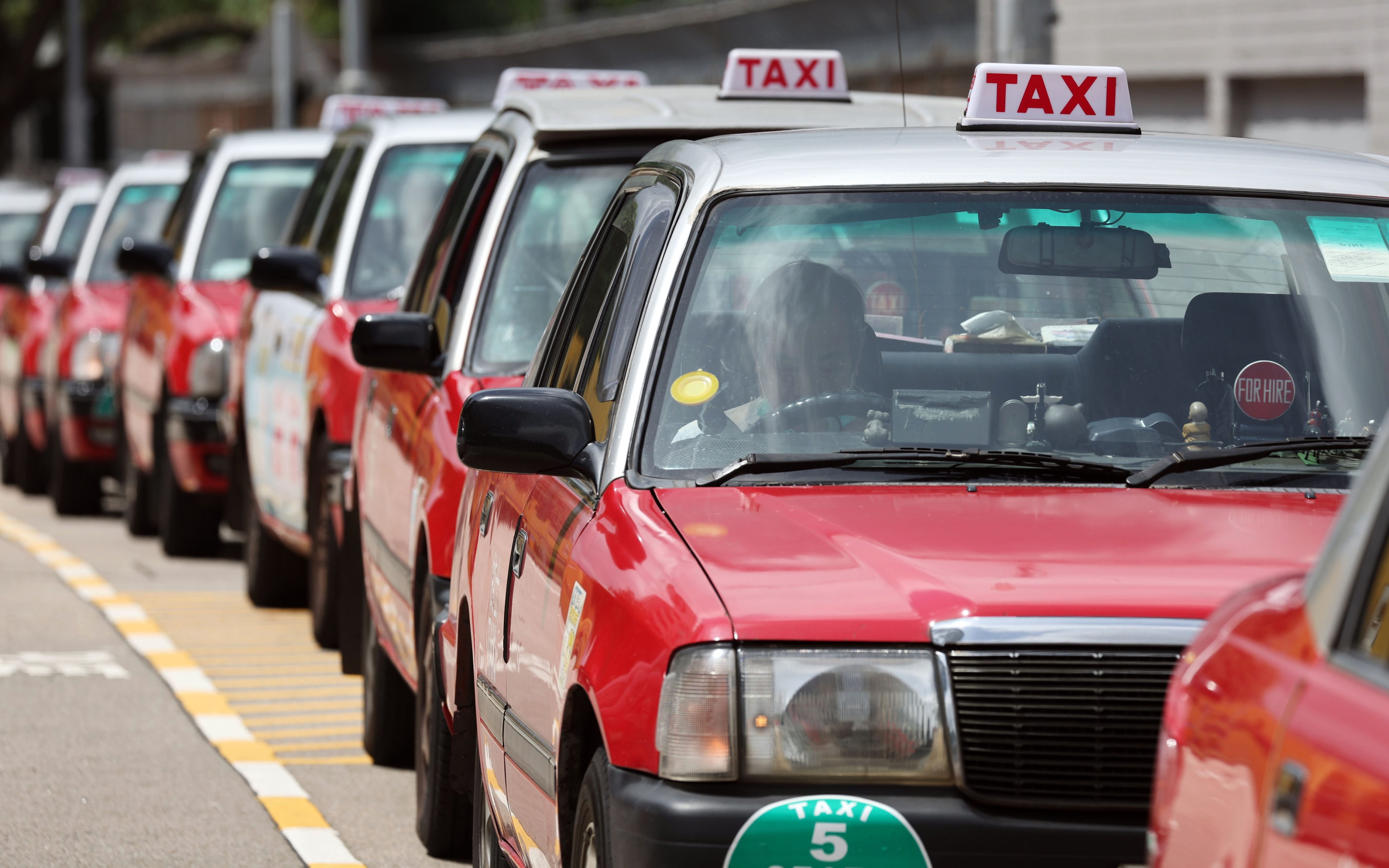 Taxis wait for passengers in Kowloon Tong on the first day of fare increases. Photo: Edmond So
