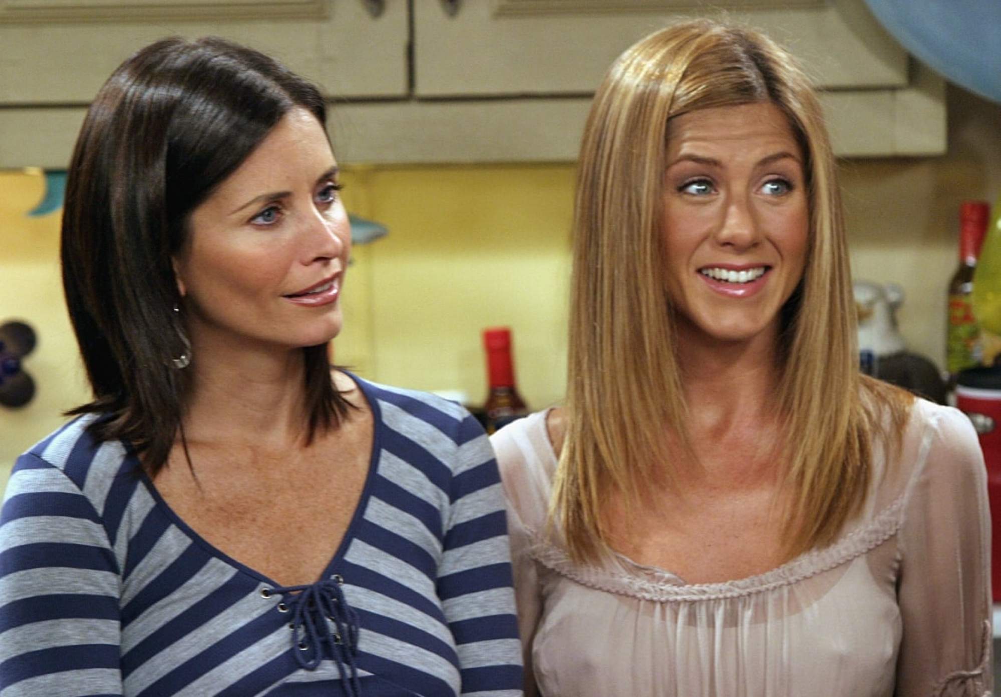 Courteney Cox (left) and Jennifer Aniston in Friends (1994). Photo: NBC/ Warner Bros.